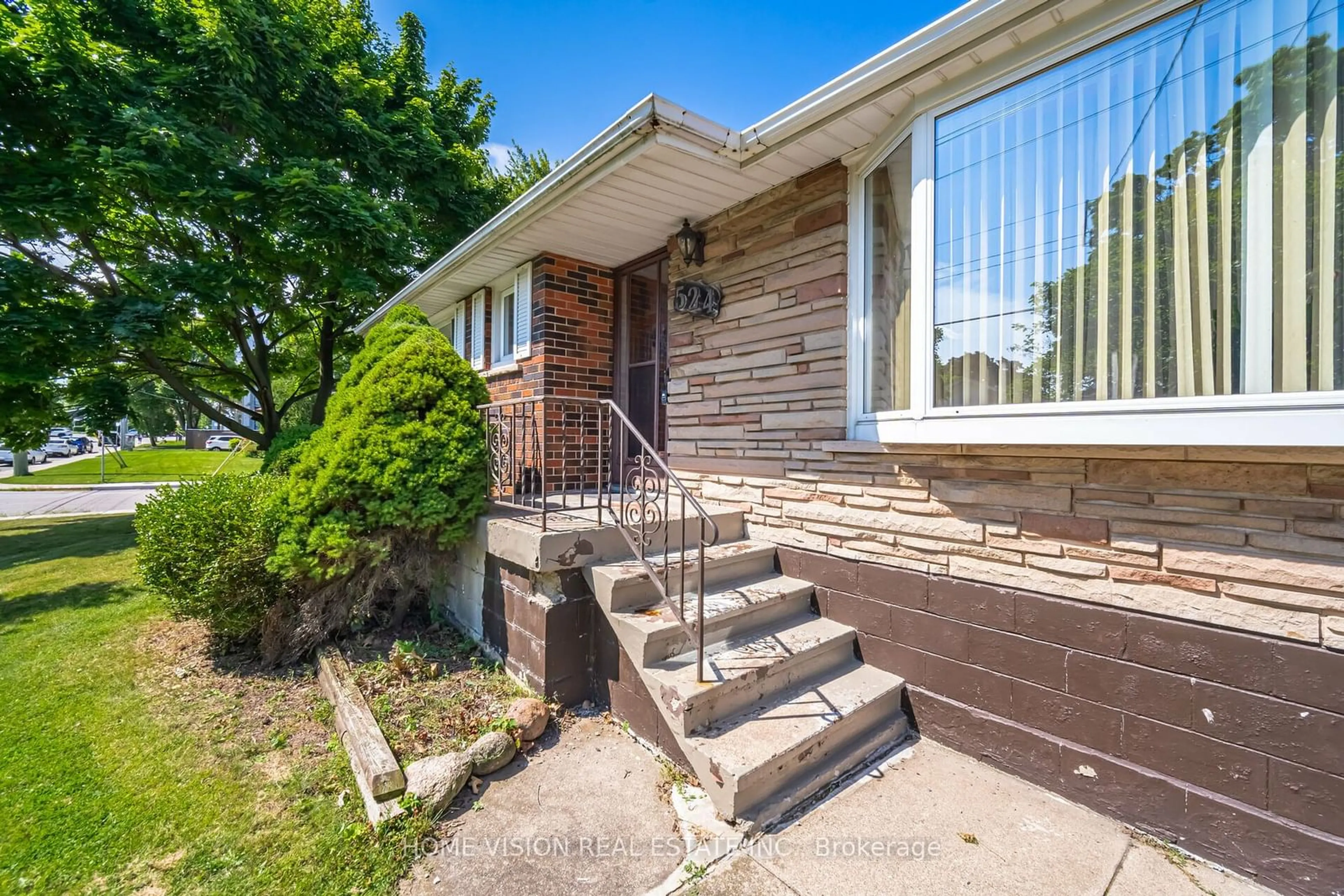 Frontside or backside of a home, cottage for 524 East 16th St, Hamilton Ontario L9A 4L1