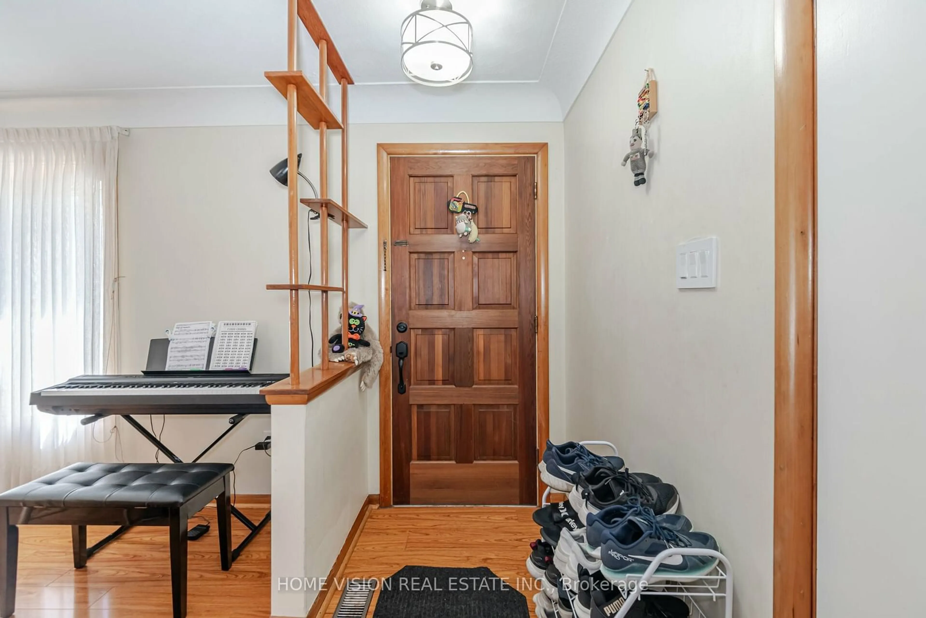 Indoor entryway, wood floors for 524 East 16th St, Hamilton Ontario L9A 4L1