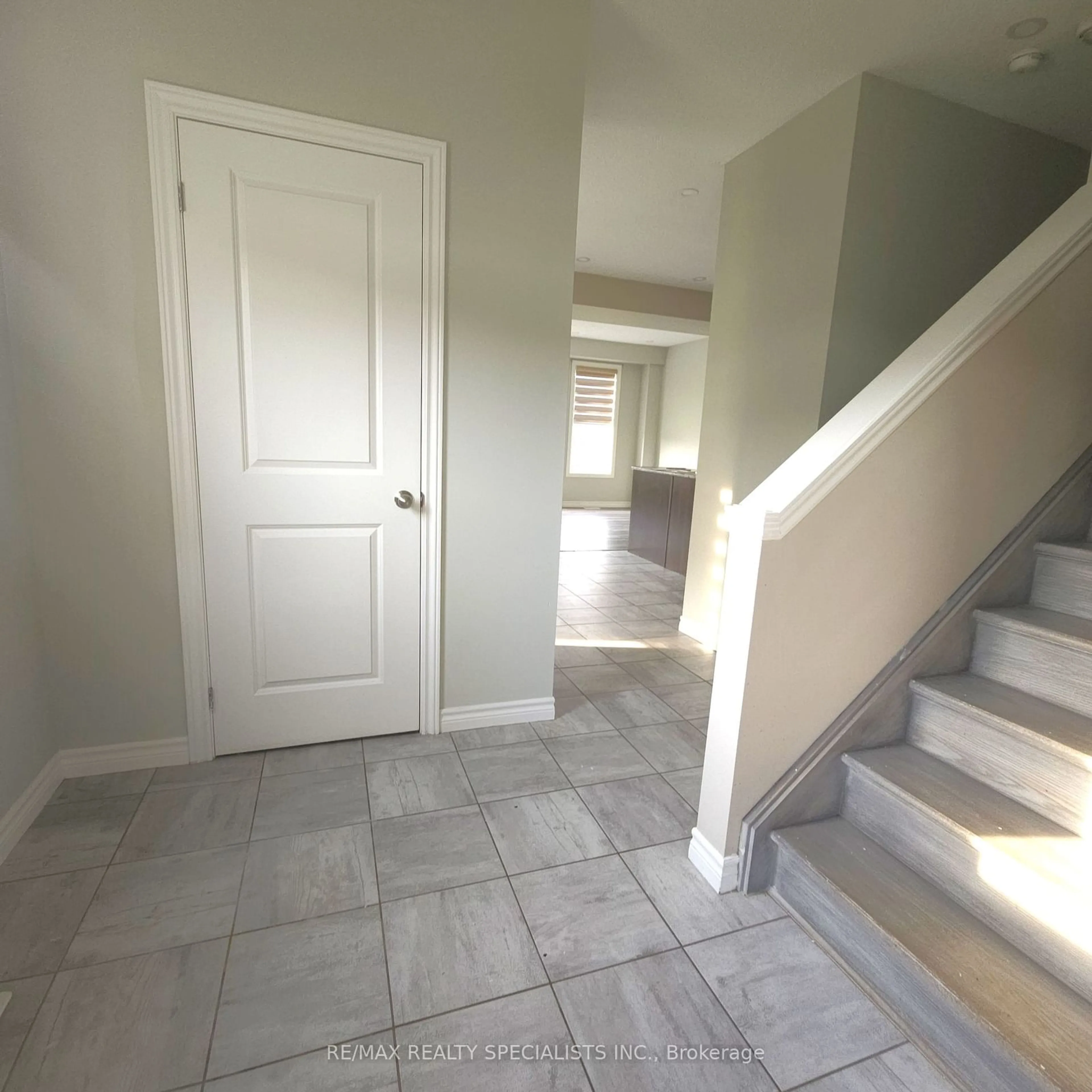 Indoor entryway, cement floor for 169 Links Cres, Woodstock Ontario N4T 0E7