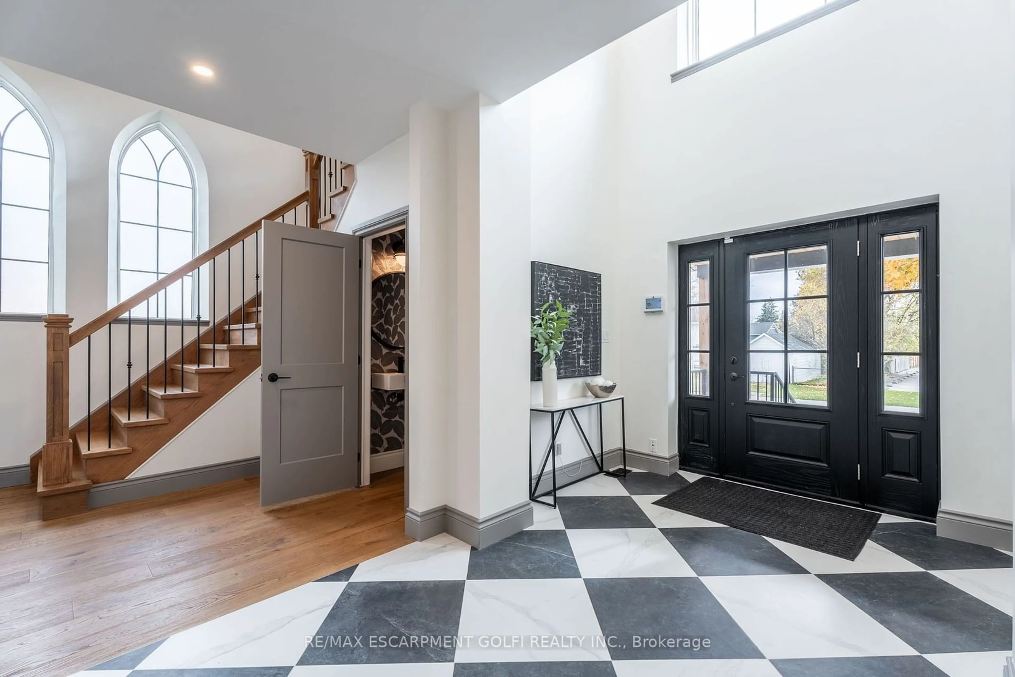 Indoor entryway, wood floors for 41 Talbot Rd, Norfolk Ontario N4B 1Z7