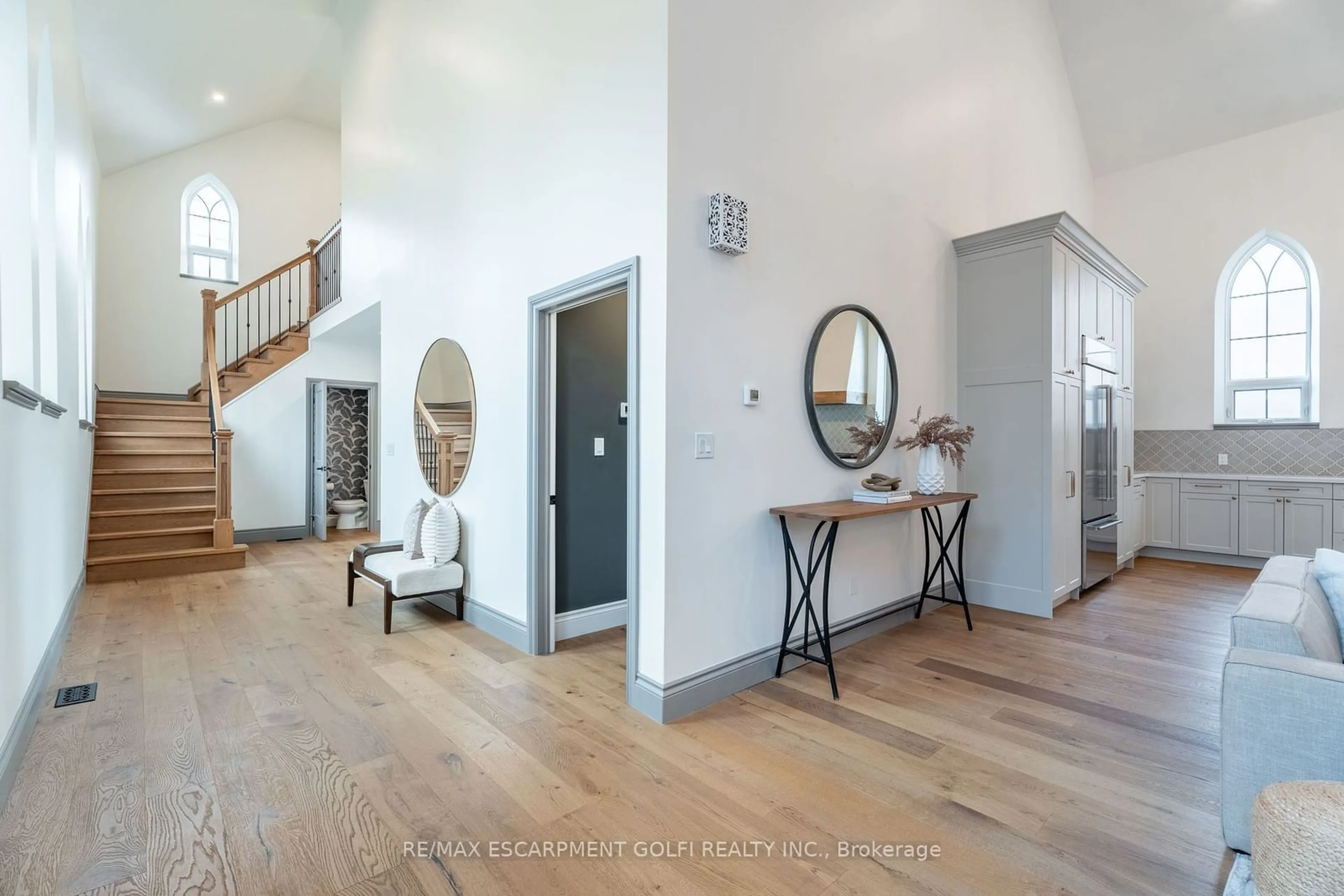 Indoor entryway, wood floors for 41 Talbot Rd, Norfolk Ontario N4B 1Z7