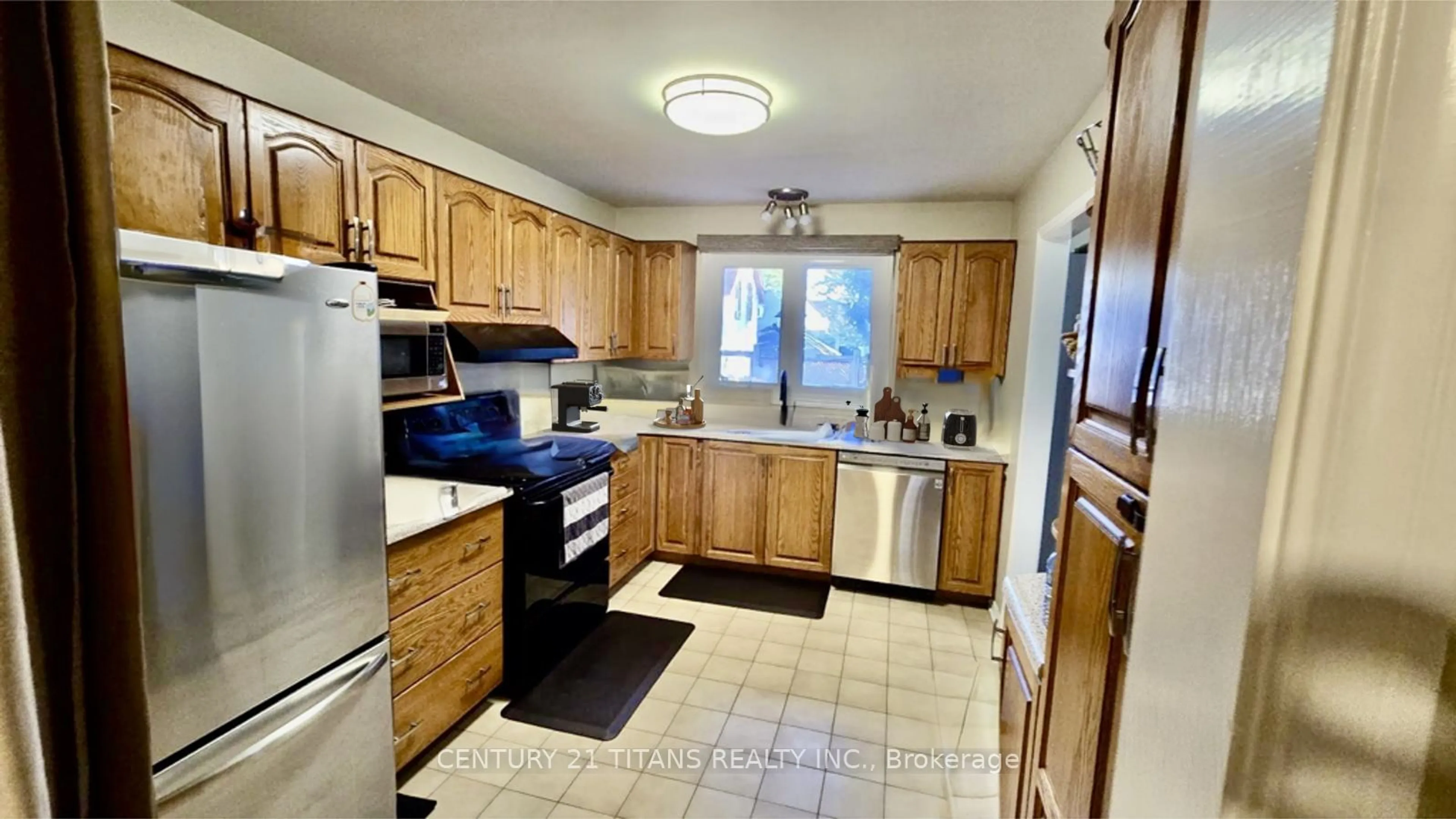 Standard kitchen, wood floors, cottage for 52 Water St, Chatham-Kent Ontario N7M 3H7