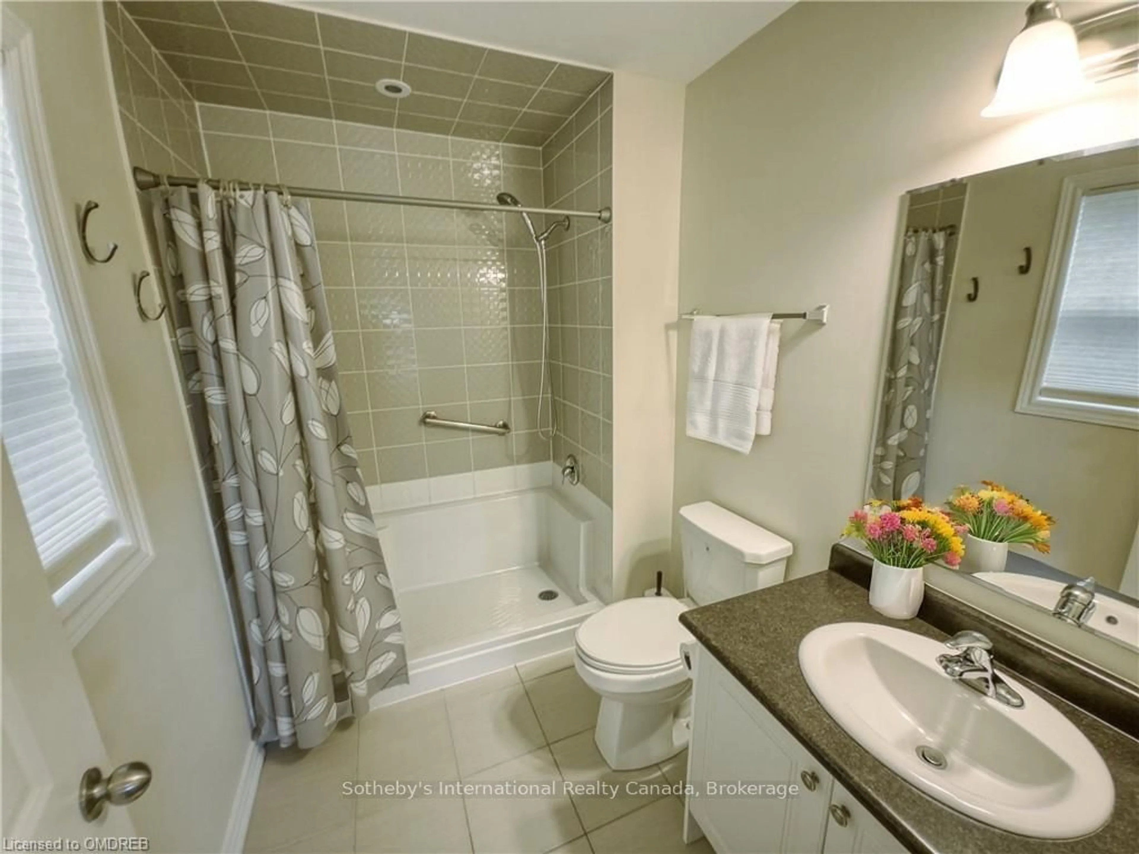 Standard bathroom for 814 BROADWAY Blvd, Peterborough Ontario L3C 5M8