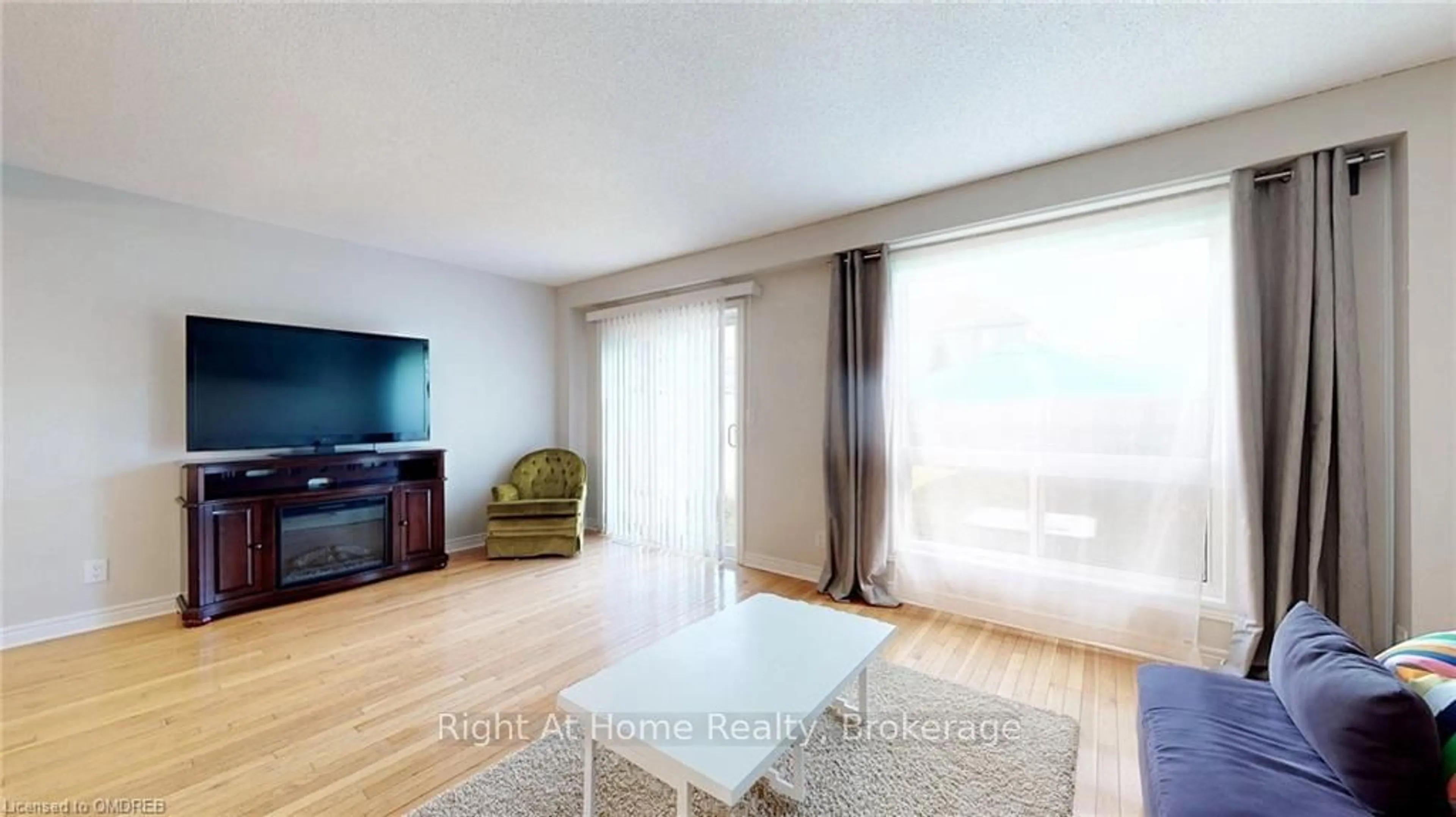 Living room, wood floors for 74 RASPBERRY Tr, Thorold Ontario L2V 5E2