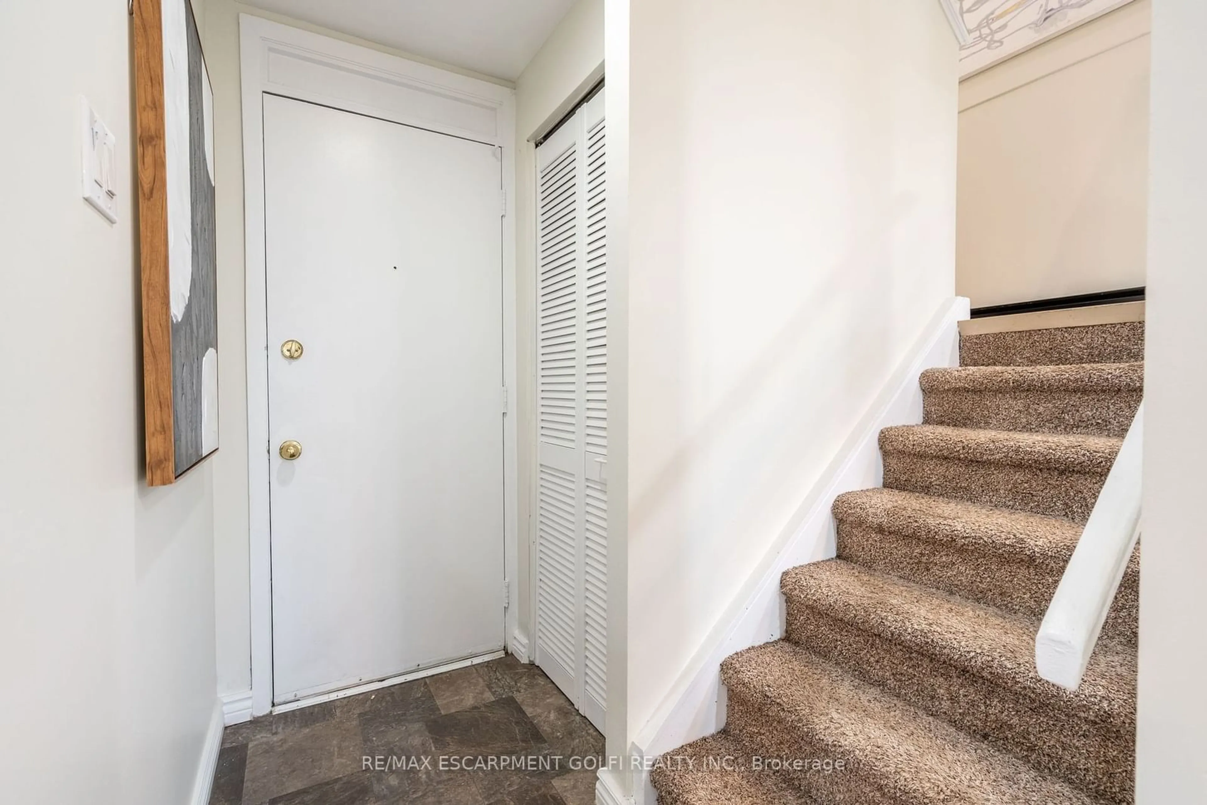 Indoor entryway, carpet floors for 25 Britten Clse #B52, Hamilton Ontario L9C 4J8