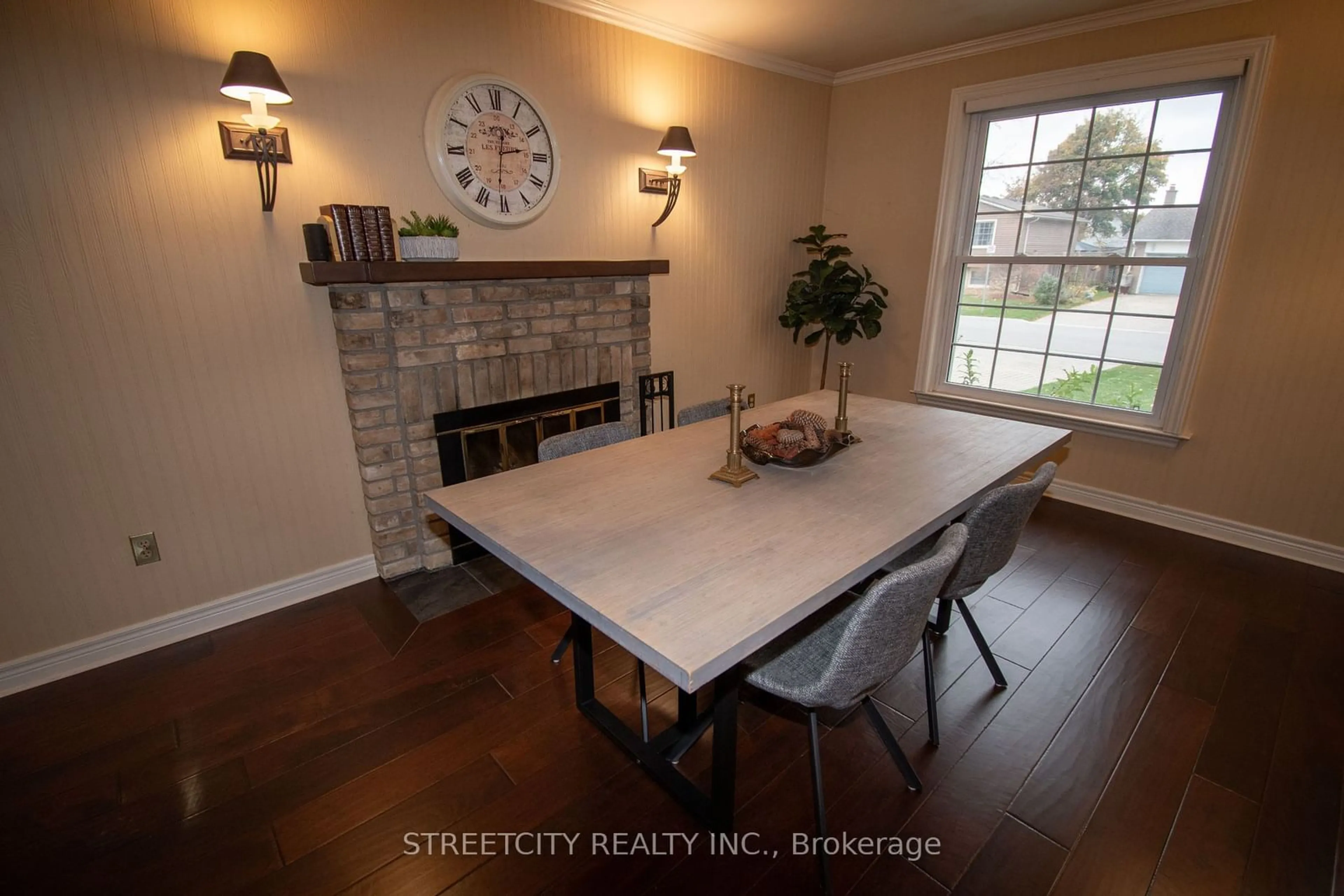 Dining room, wood floors, cottage for 620 Fox Mill Pl, London Ontario N6J 2B2