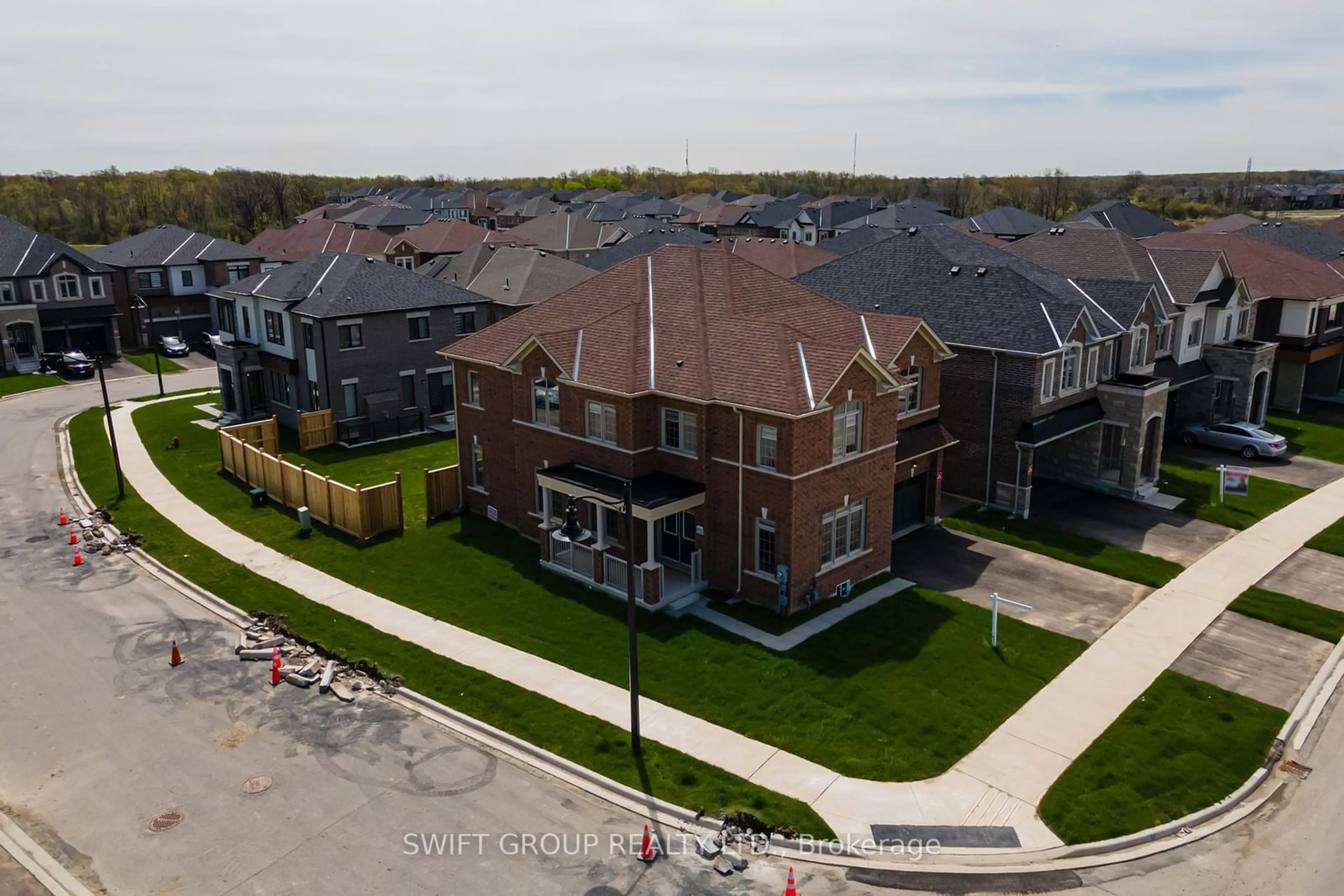 A pic from exterior of the house or condo, the street view for 496 Skinner Rd, Hamilton Ontario L8B 1Z9