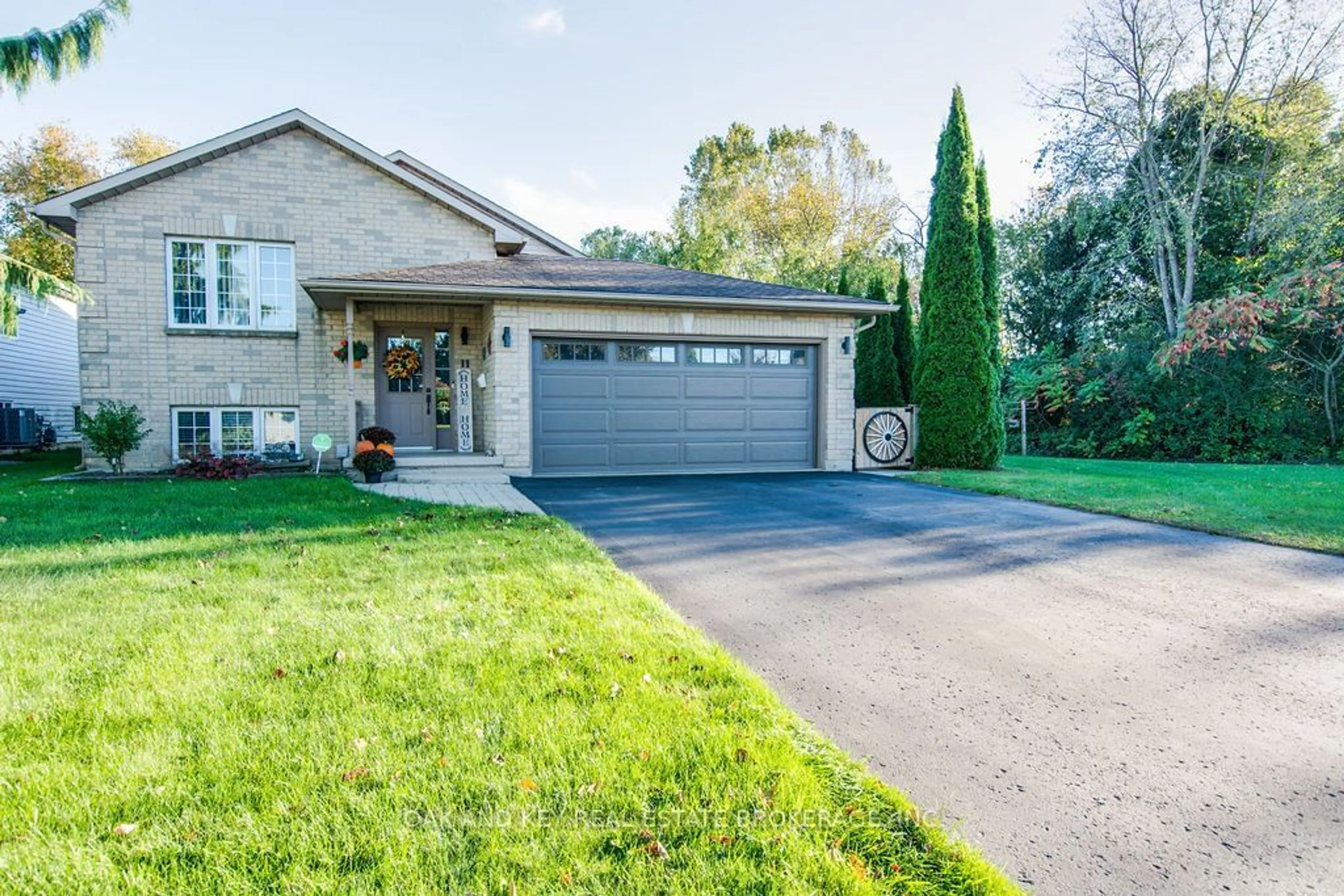 Frontside or backside of a home, cottage for 11 Beech Blvd, Tillsonburg Ontario N4G 5R7