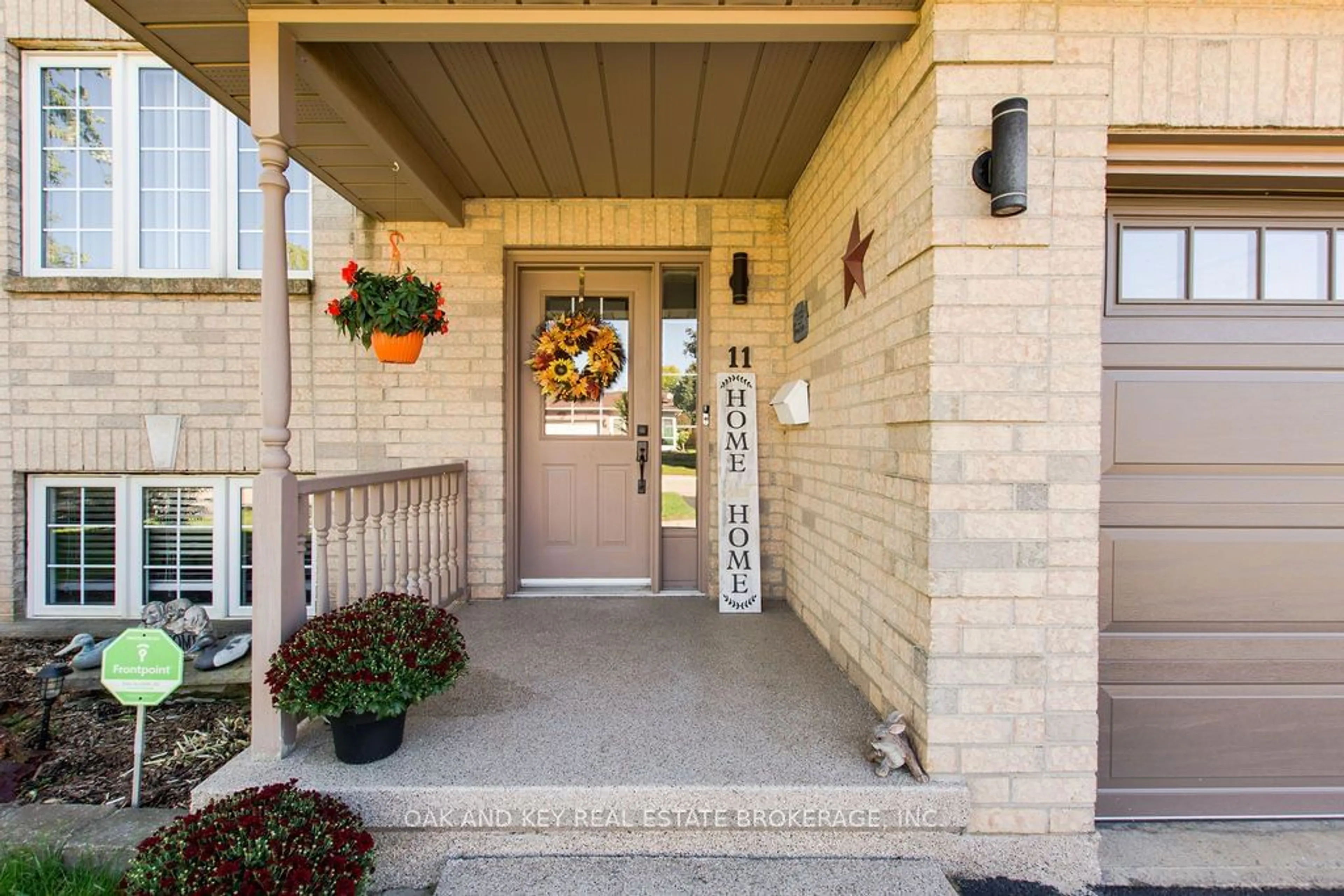 Indoor entryway, carpet floors for 11 Beech Blvd, Tillsonburg Ontario N4G 5R7