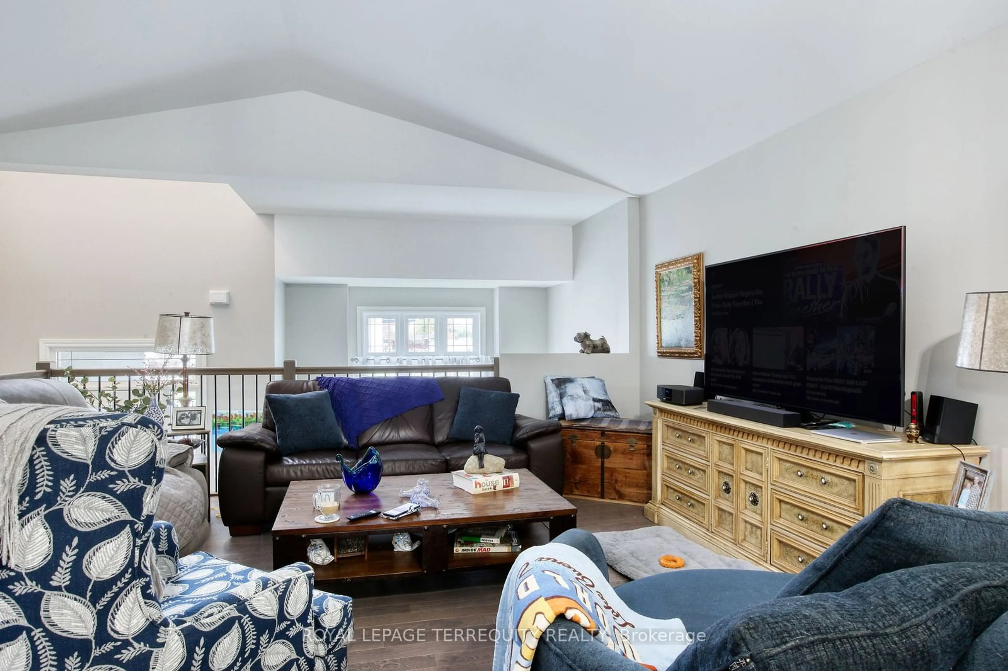 Living room, wood floors for 172 Lambert St, Amherstburg Ontario N9V 0A9