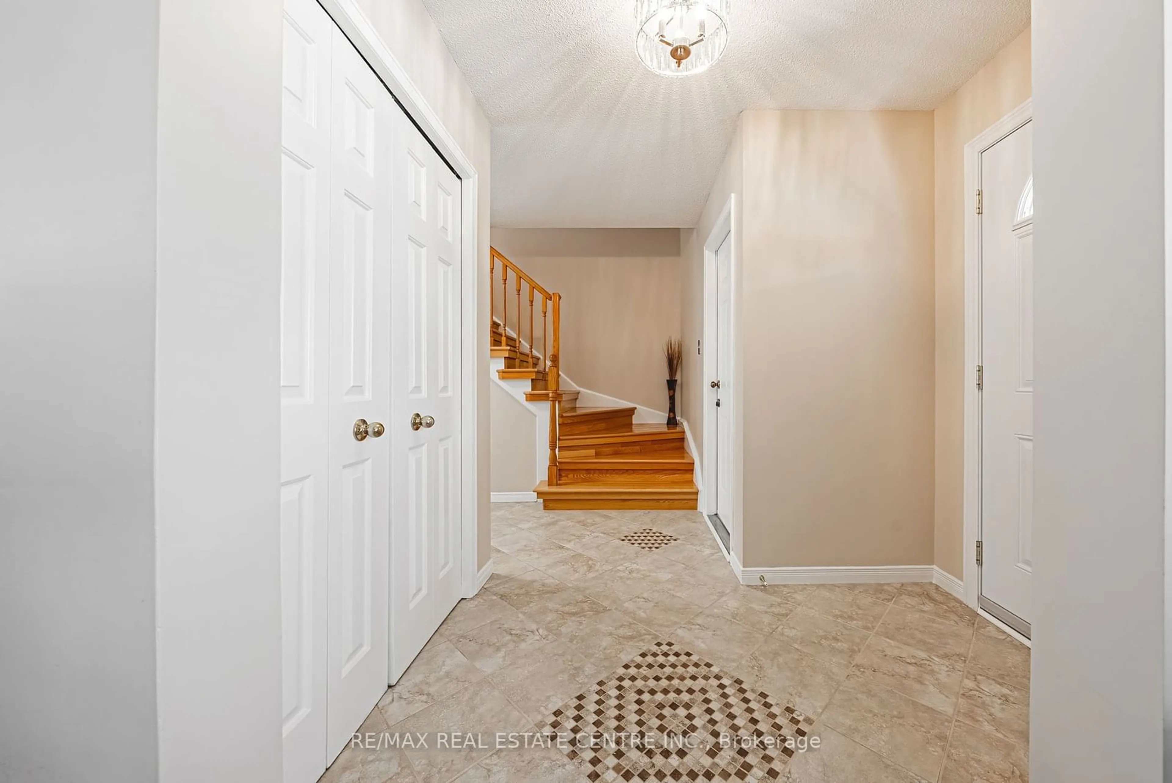 Indoor entryway, carpet floors for 27 Westchester Dr, Kitchener Ontario N2B 3M7