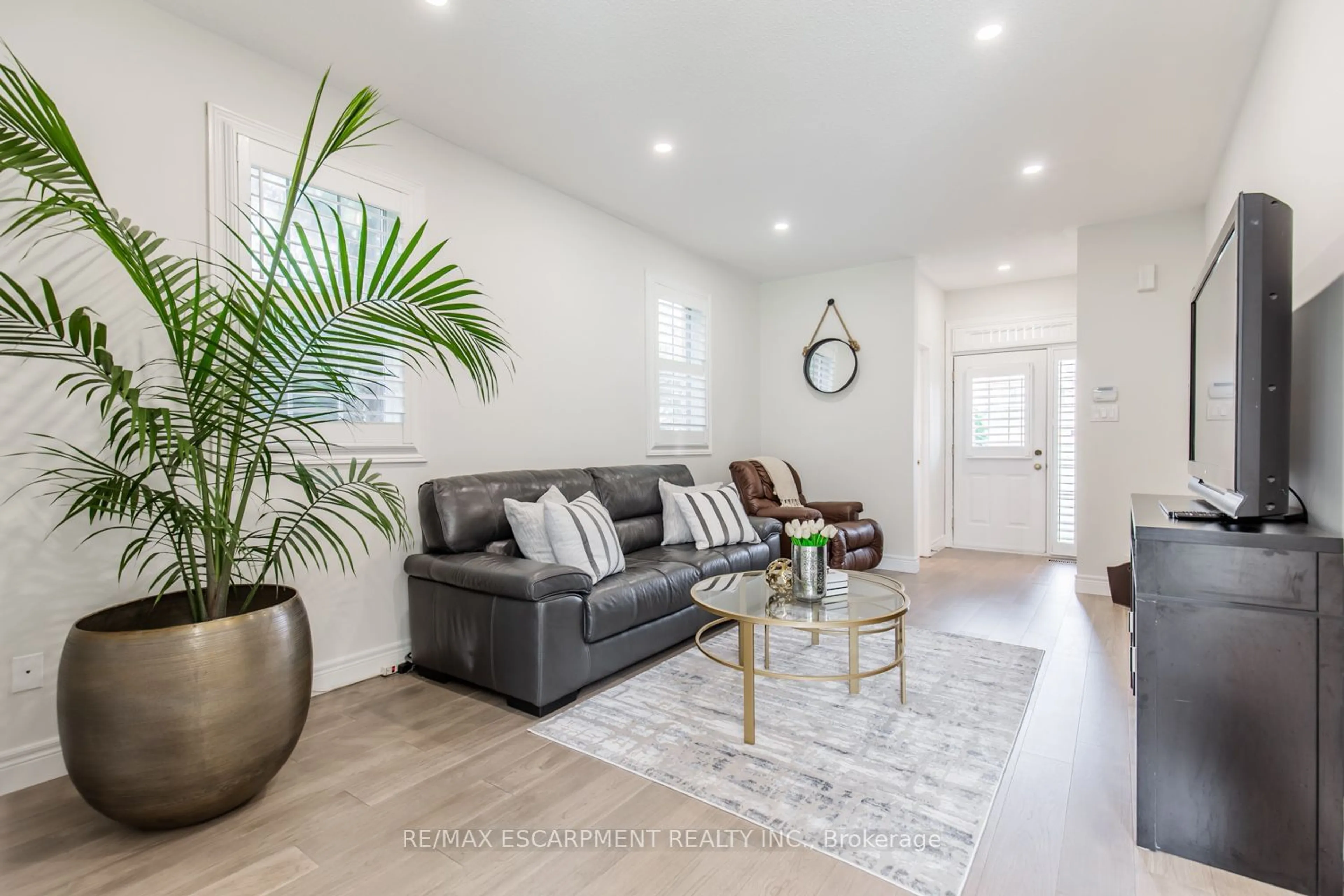 Living room, wood floors for 109 Peachwood Cres, Hamilton Ontario L8E 5Z7