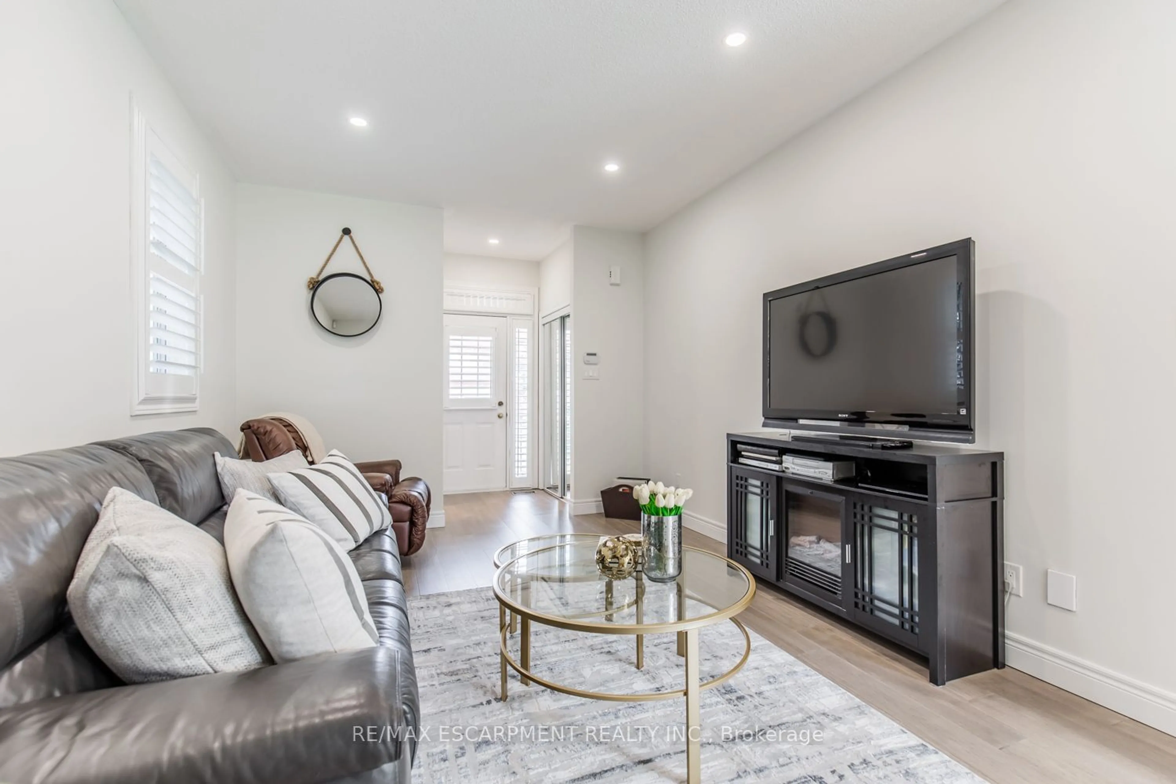 Living room, wood floors for 109 Peachwood Cres, Hamilton Ontario L8E 5Z7