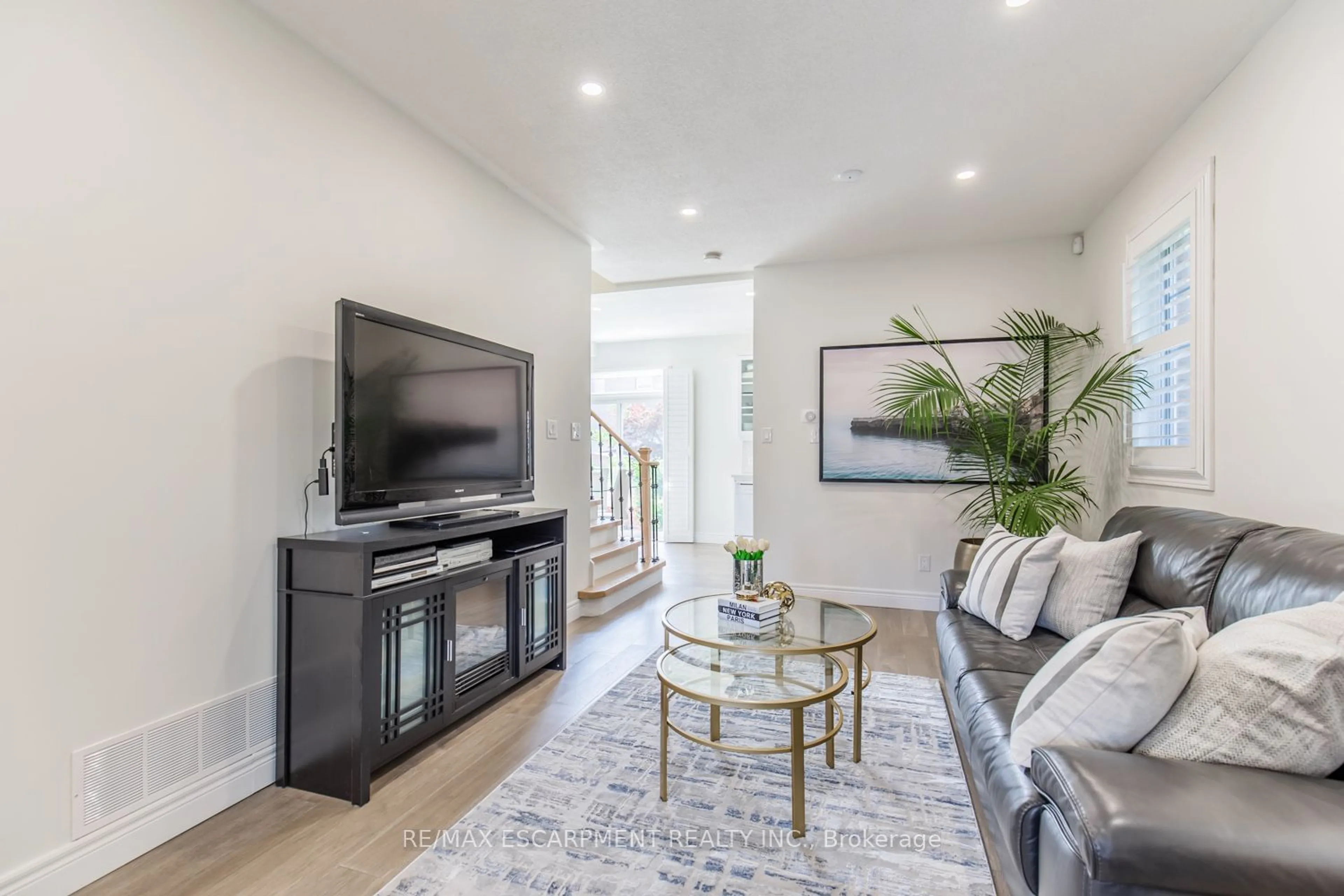 Living room, wood floors for 109 Peachwood Cres, Hamilton Ontario L8E 5Z7