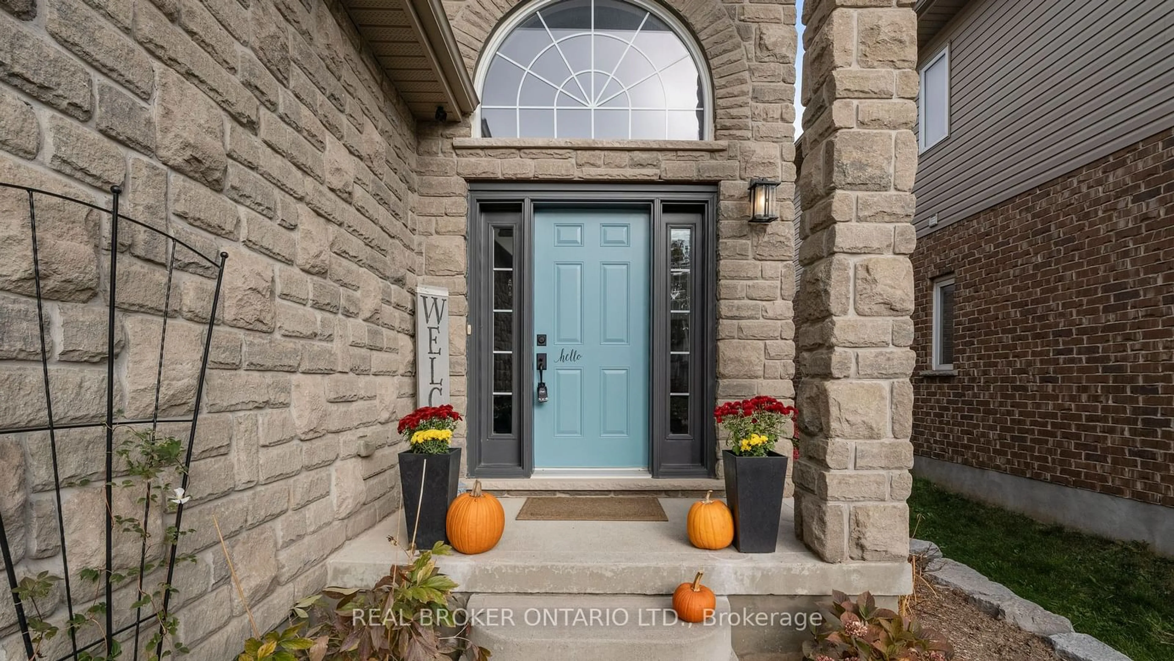 Indoor entryway, ceramic floors for 211 Maple Bush Dr, Cambridge Ontario N1T 0B7