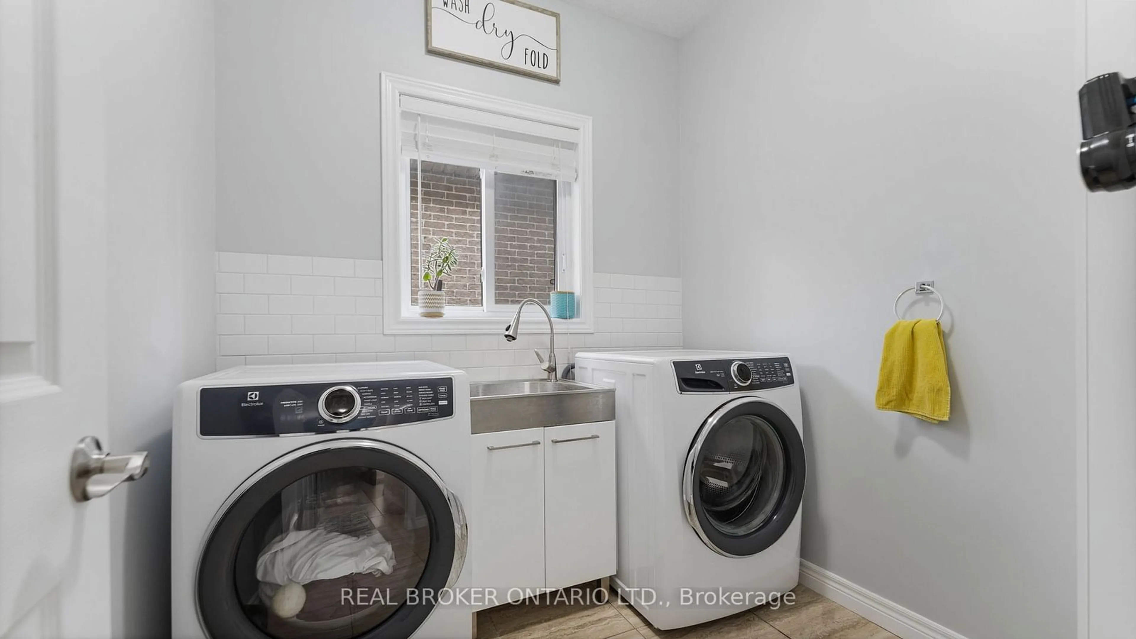 Laundry room for 211 Maple Bush Dr, Cambridge Ontario N1T 0B7