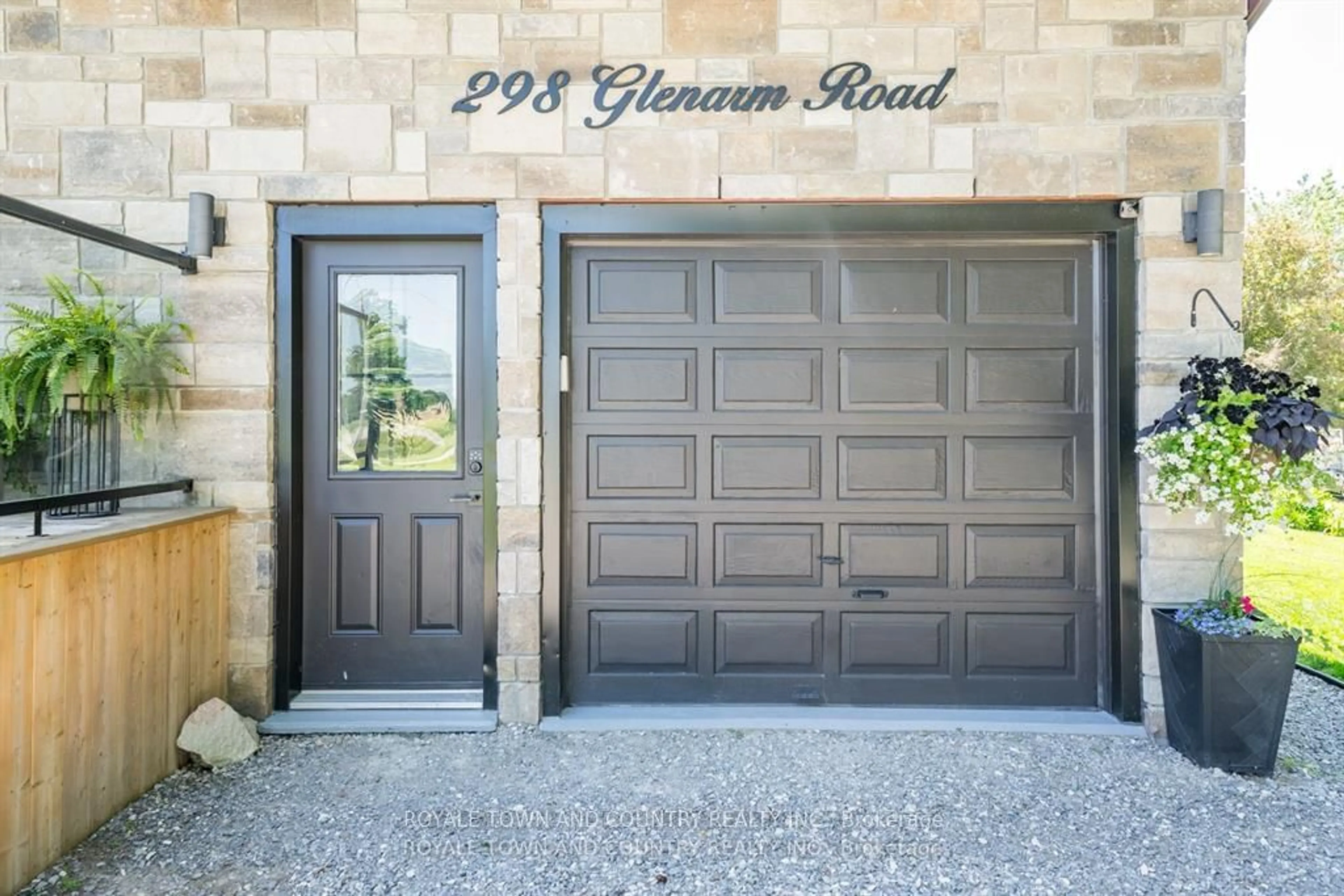 Indoor garage, cement floor for 298 Glenarm Rd, Kawartha Lakes Ontario K0M 2T0