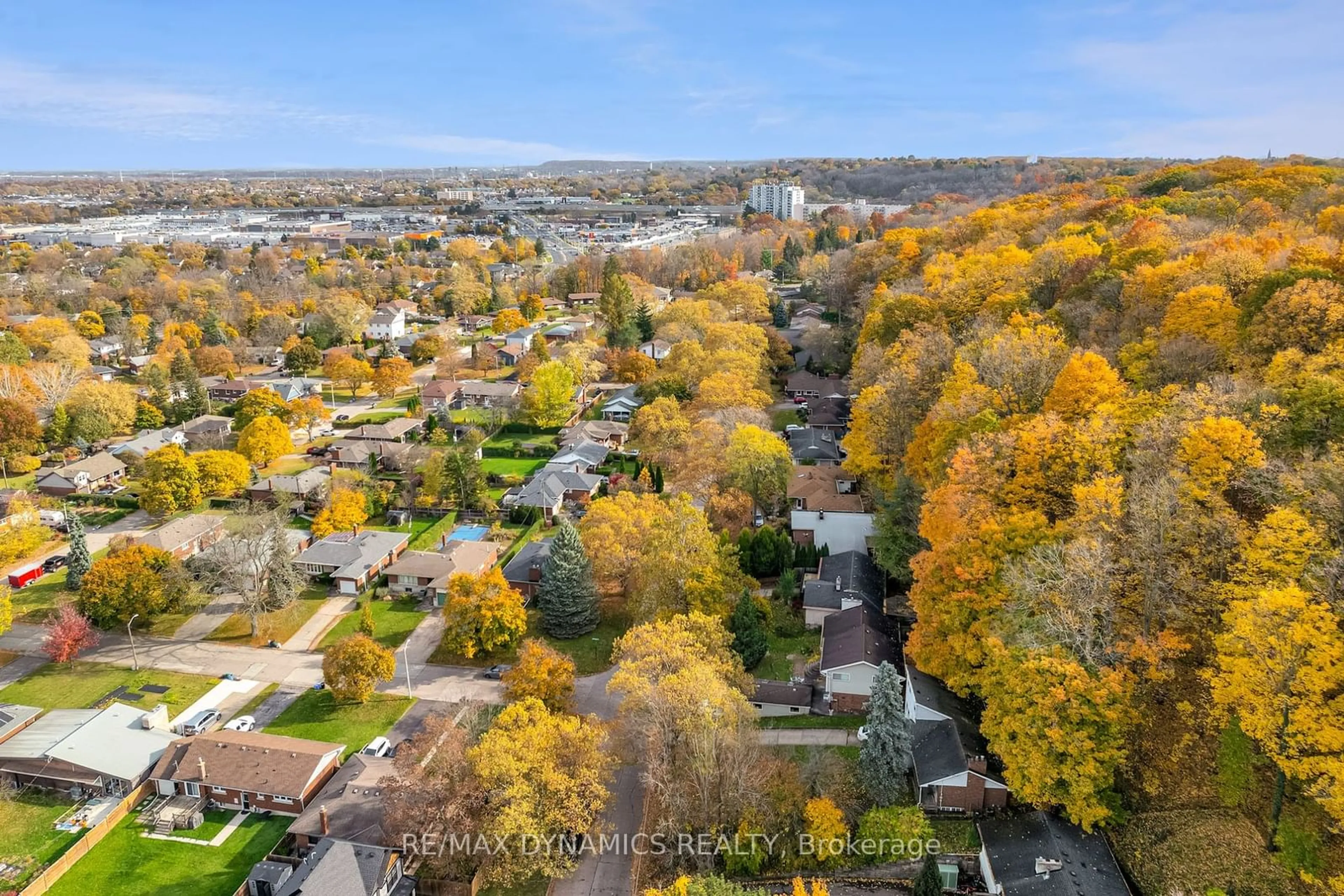 A pic from exterior of the house or condo, the street view for 160 Woodside Dr, St. Catharines Ontario L2T 1X2