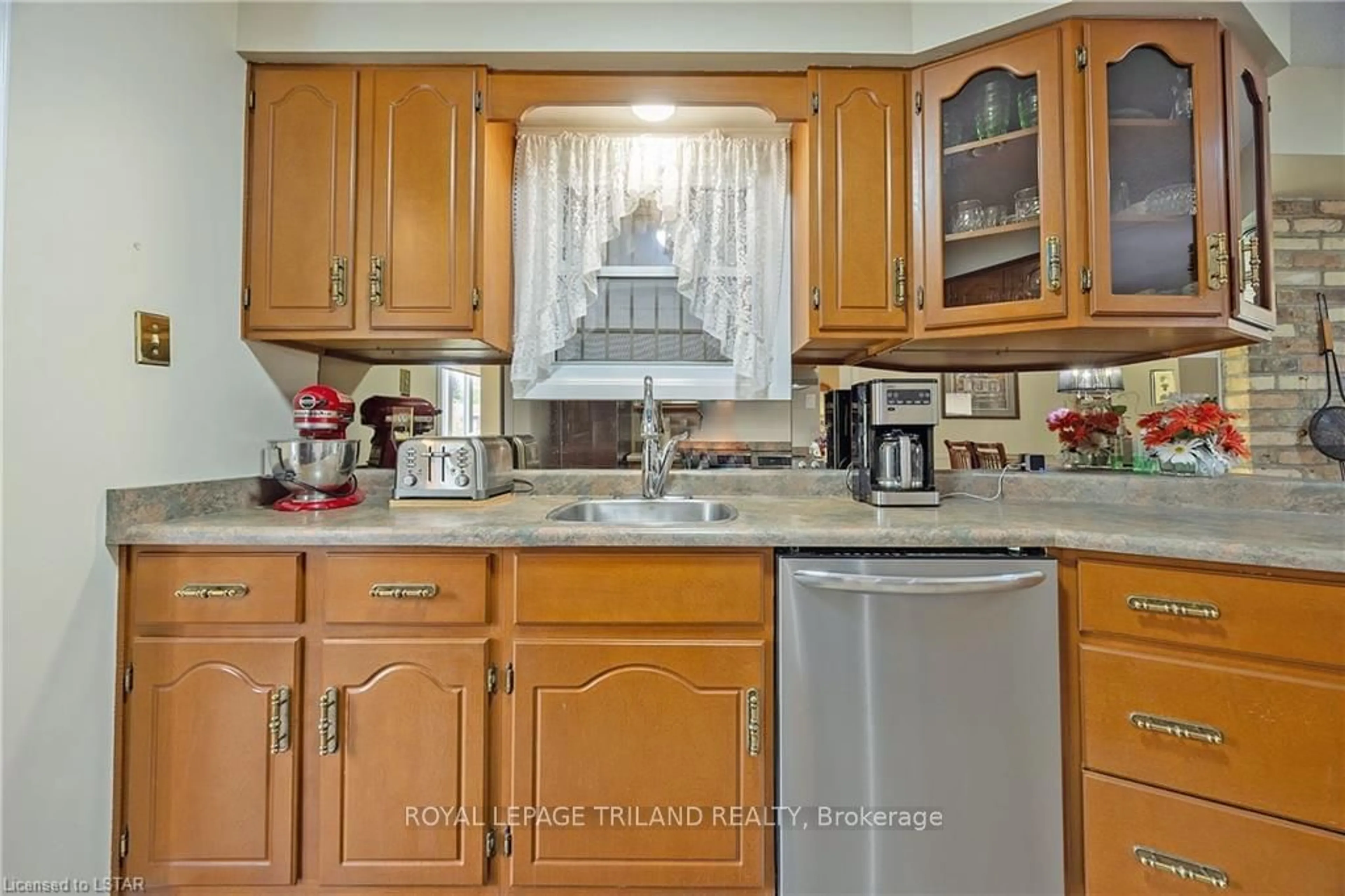 Standard kitchen, wood floors, cottage for 316 Culver Pl, London Ontario N5V 3H3