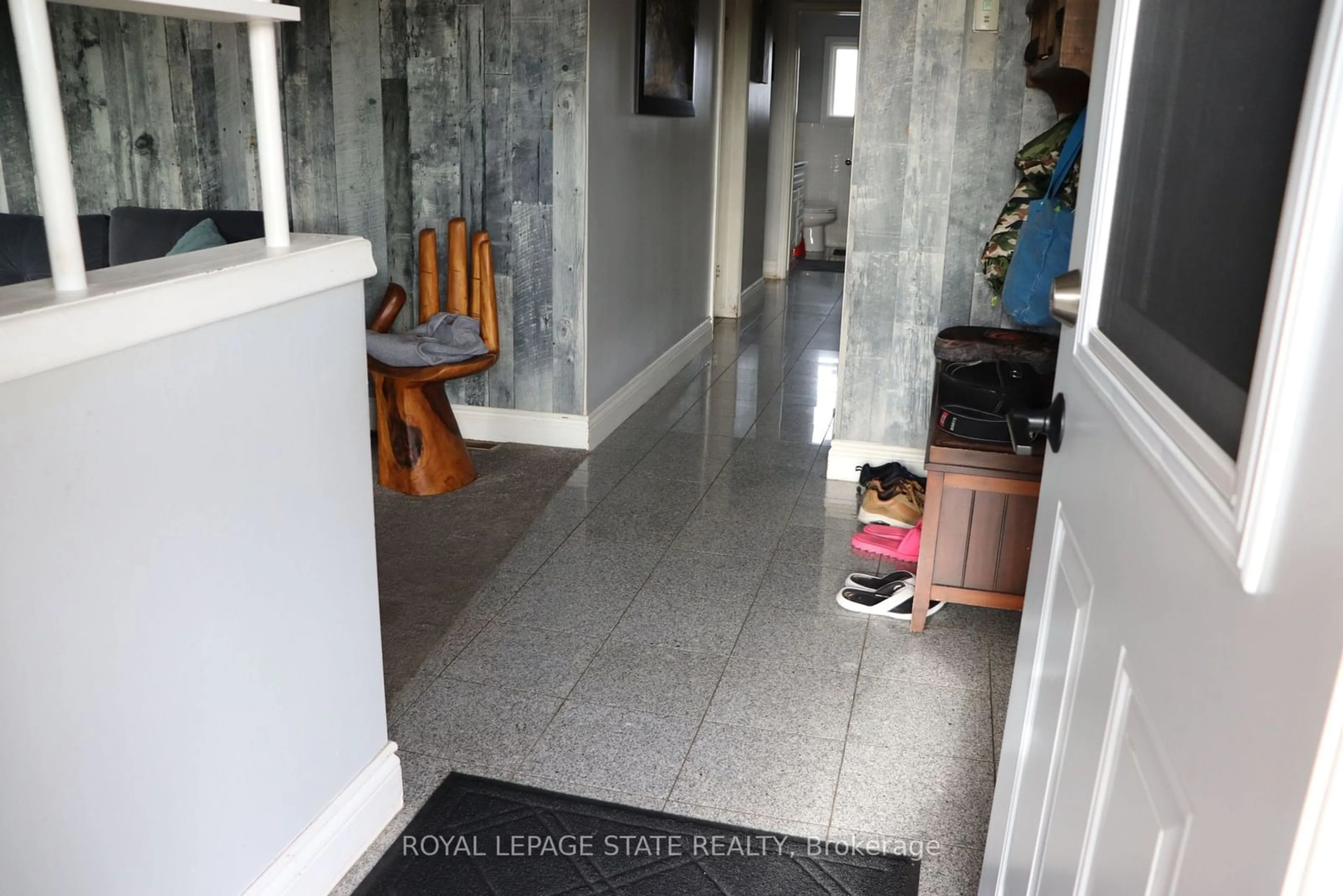 Indoor entryway, cement floor for 701 Limeridge Rd, Hamilton Ontario L8W 1A4