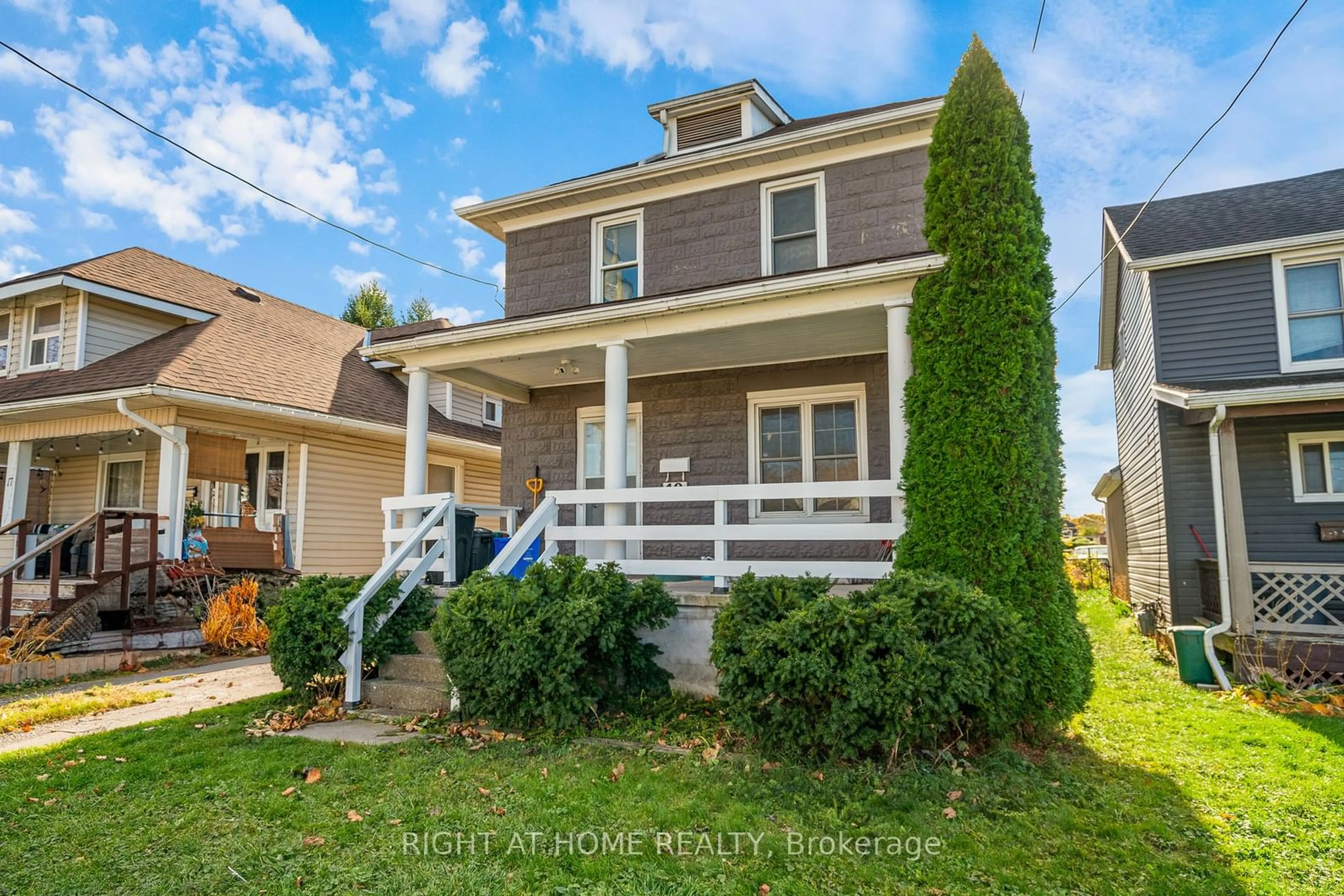 Frontside or backside of a home, cottage for 19 Oakdale Ave, St. Catharines Ontario L2P 2B8