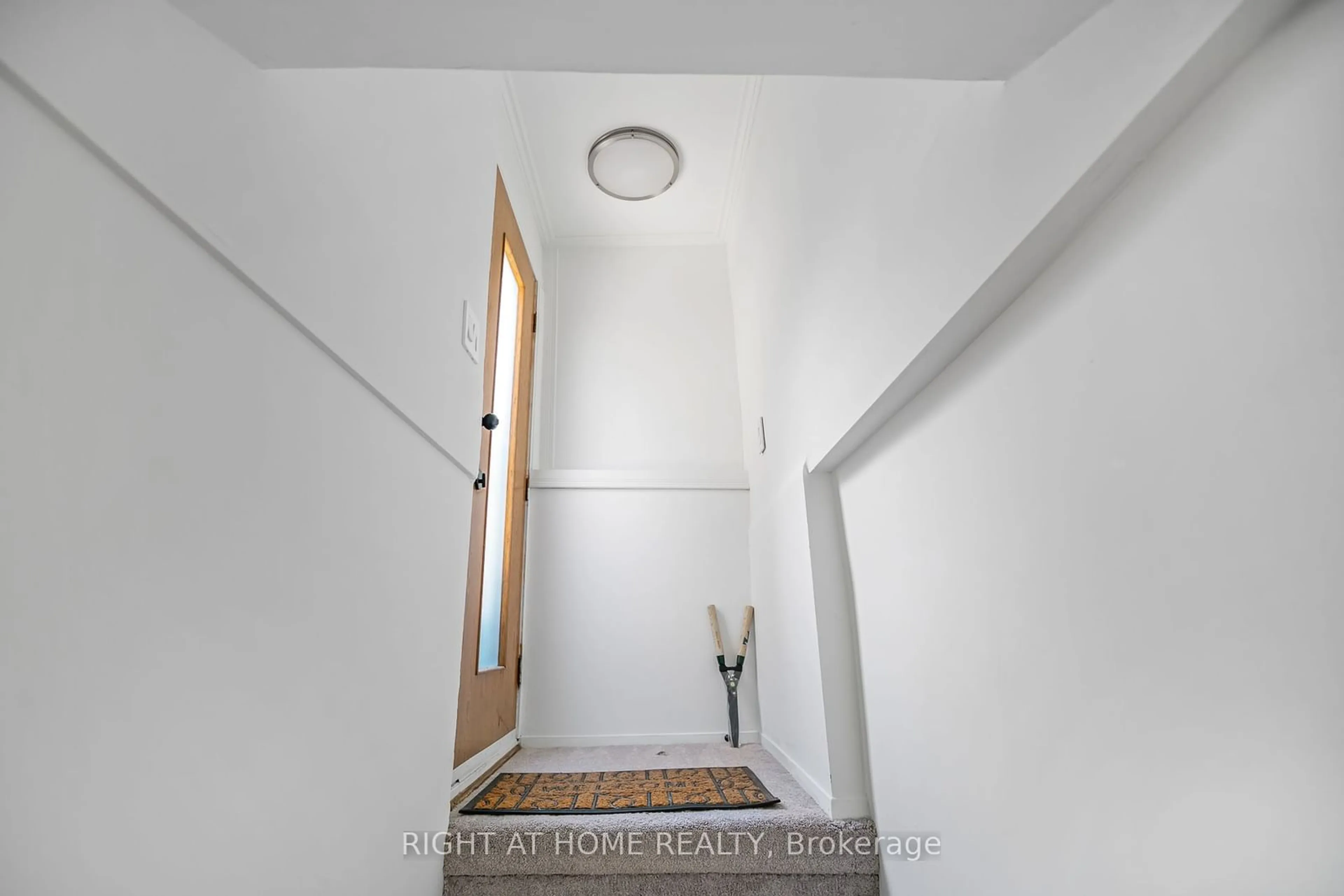 Indoor foyer, not visible floor for 19 Oakdale Ave, St. Catharines Ontario L2P 2B8