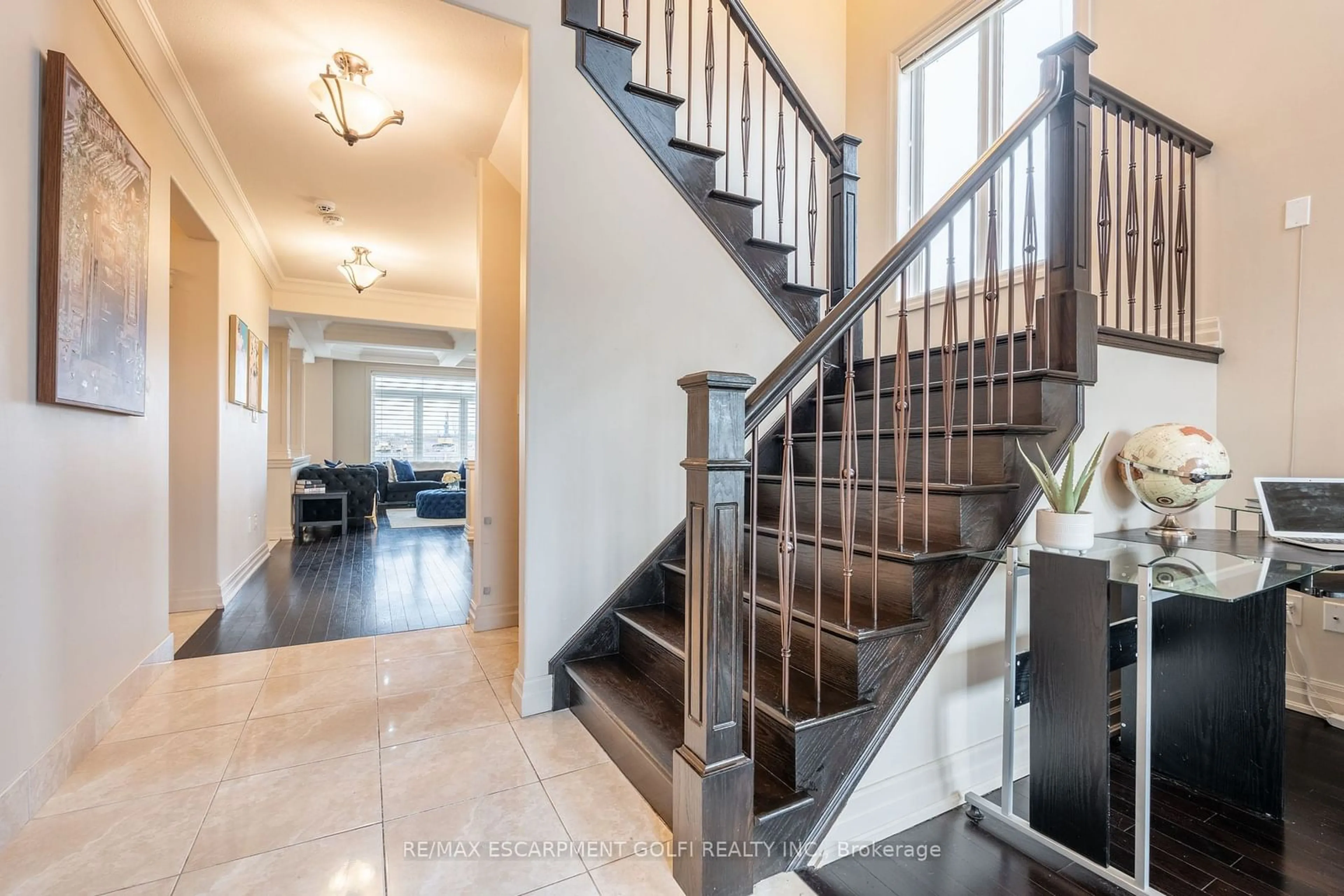 Indoor foyer, wood floors for 7 Meadowlark Dr, Port Colborne Ontario L3K 6E3