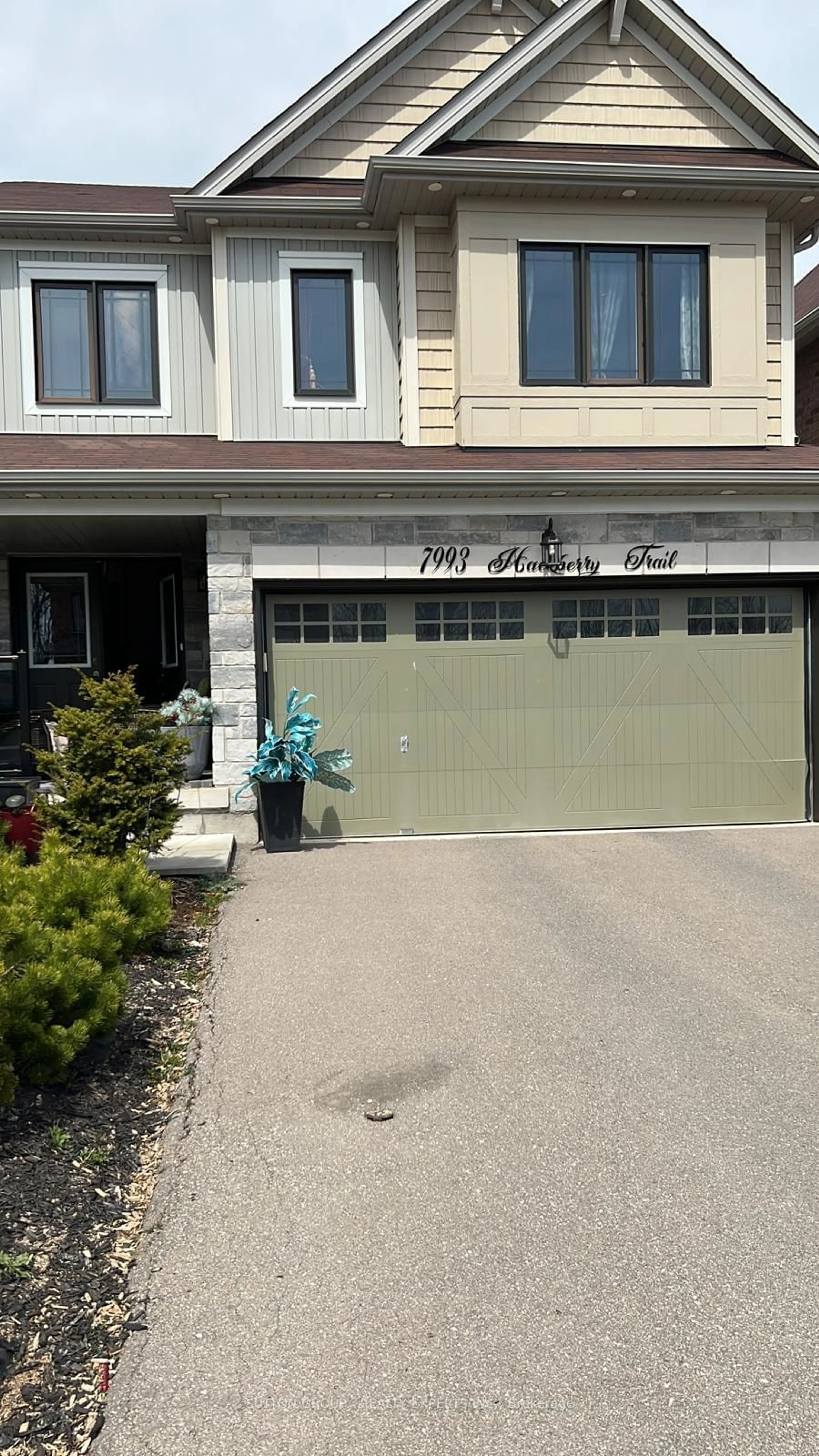 A pic from exterior of the house or condo, the street view for 7993 Hackberry Tr, Niagara Falls Ontario L2H 2Y6