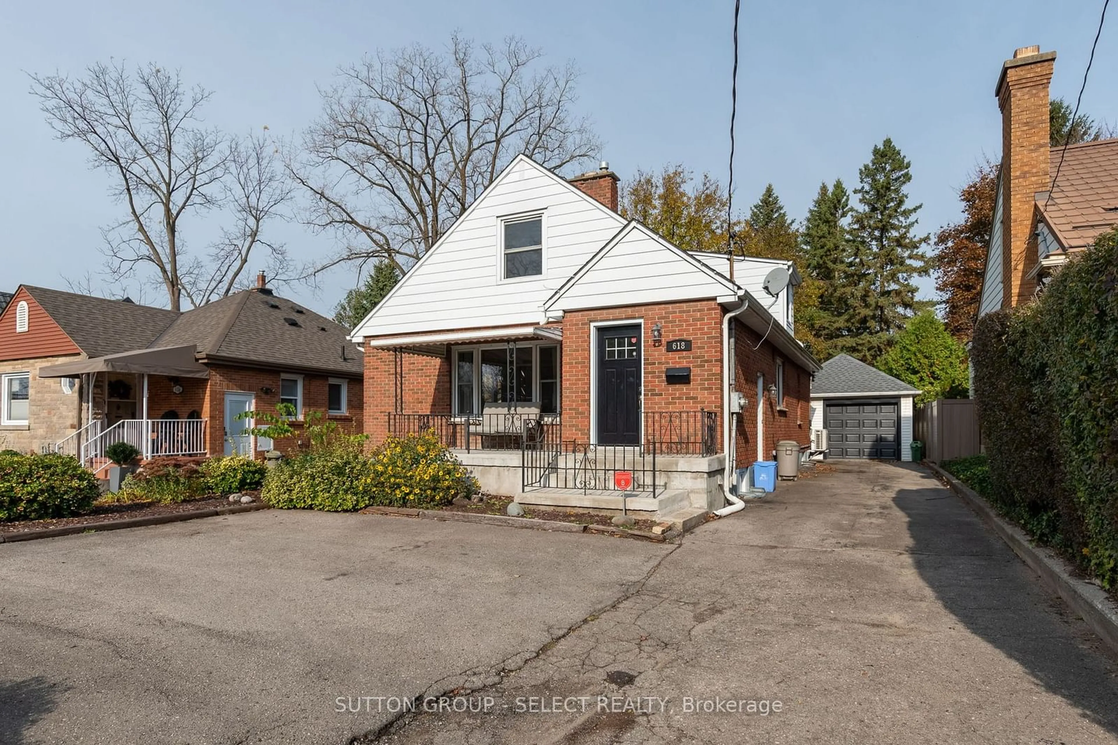 Frontside or backside of a home, cottage for 618 St James St, London Ontario N5Y 3P8