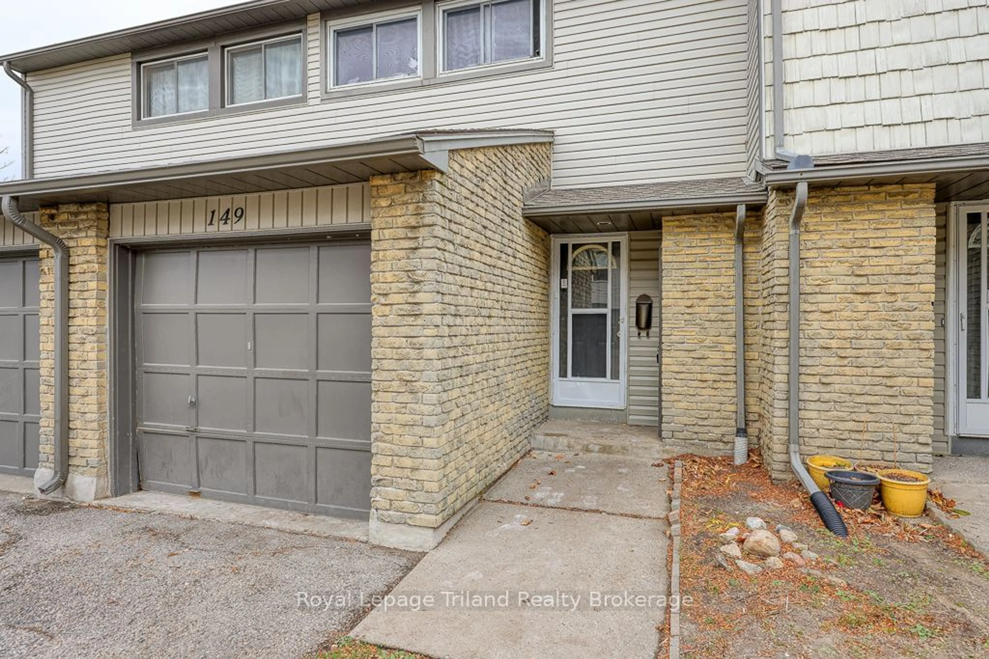 A pic from exterior of the house or condo, the street view for 149 Deveron Cres, London Ontario N5Z 4J7