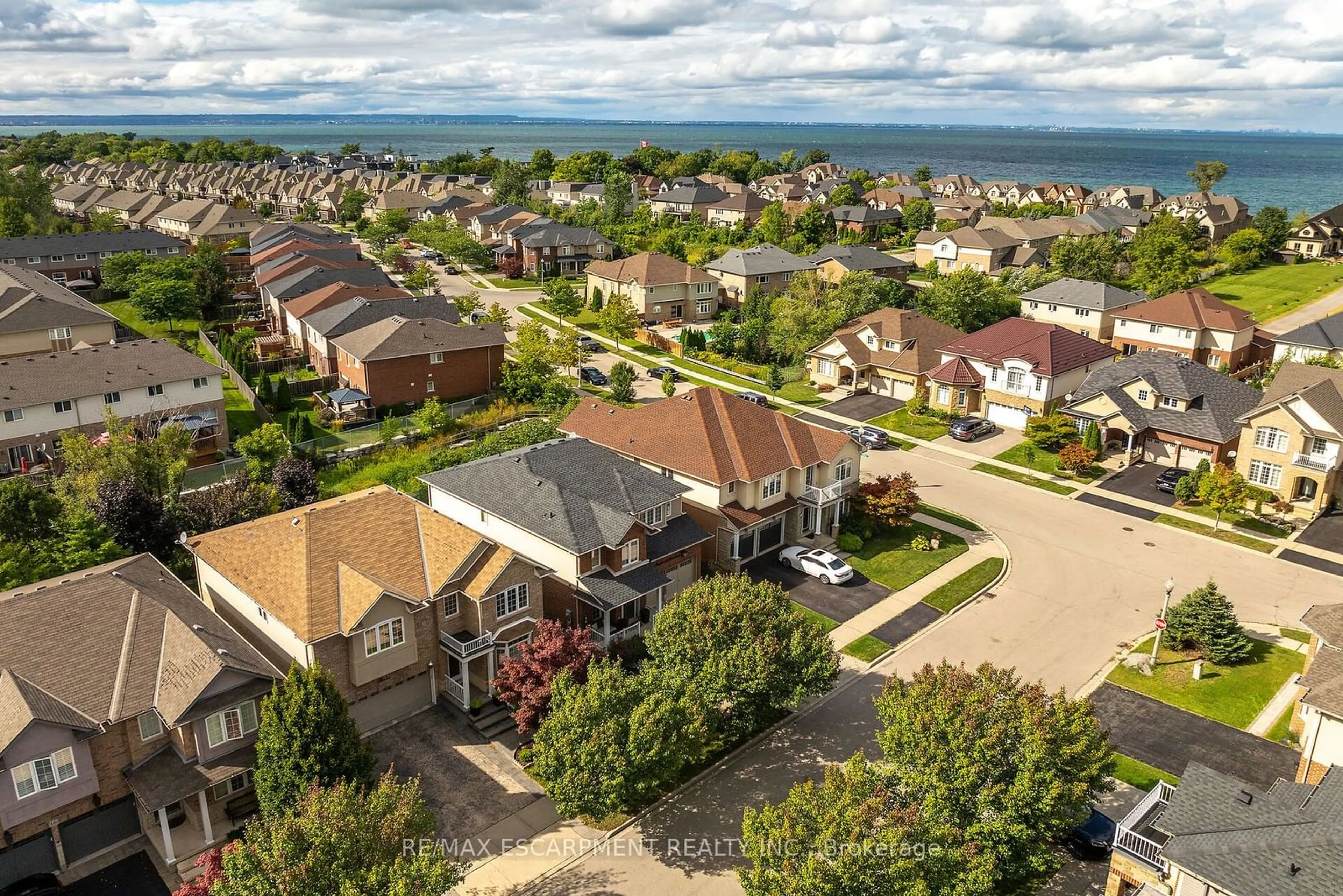 Frontside or backside of a home, the street view for 8 SAYBROOK Gdns, Hamilton Ontario L8E 0B6