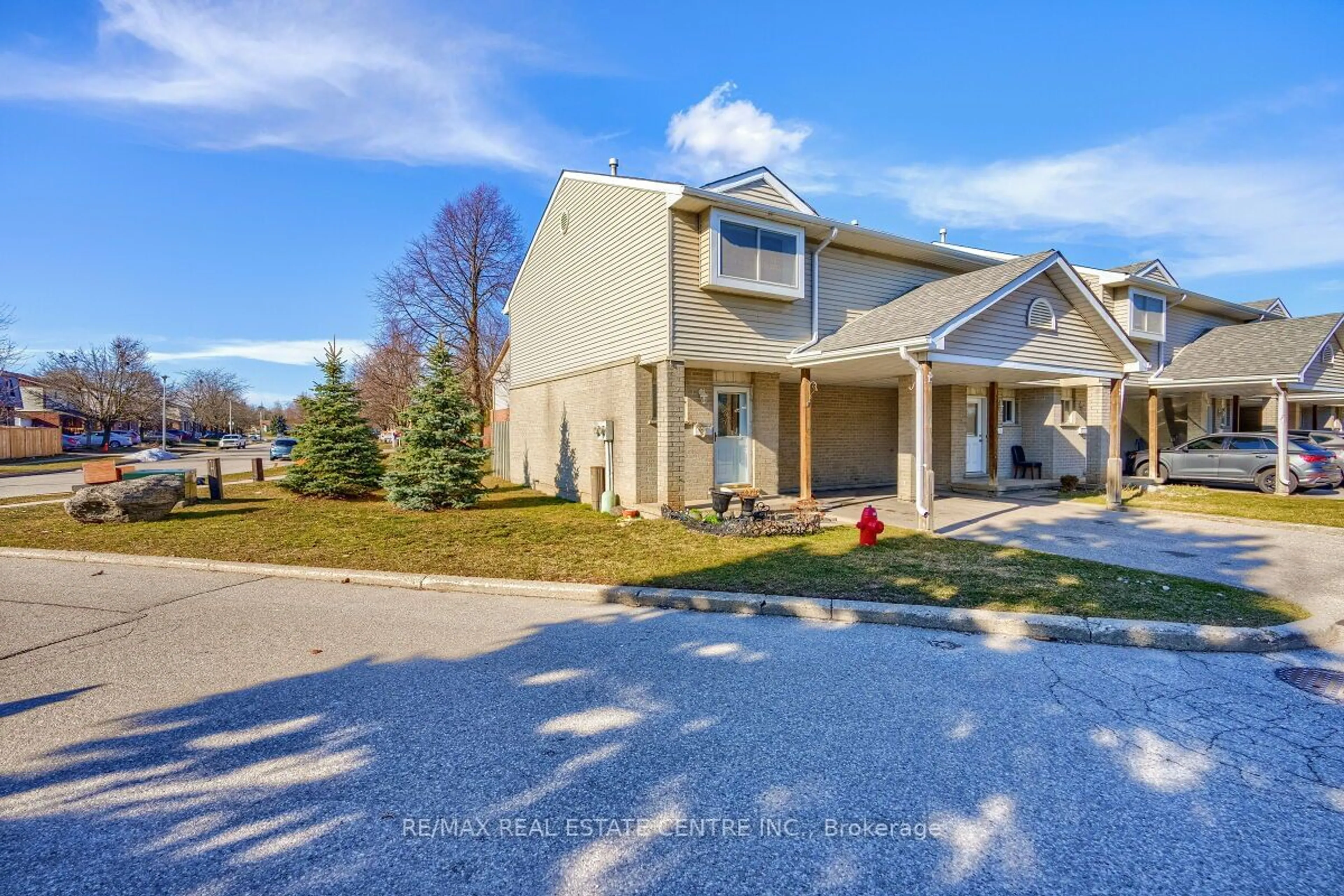 A pic from exterior of the house or condo, the street view for 125 Sekura Cres #1, Cambridge Ontario N1R 8B4