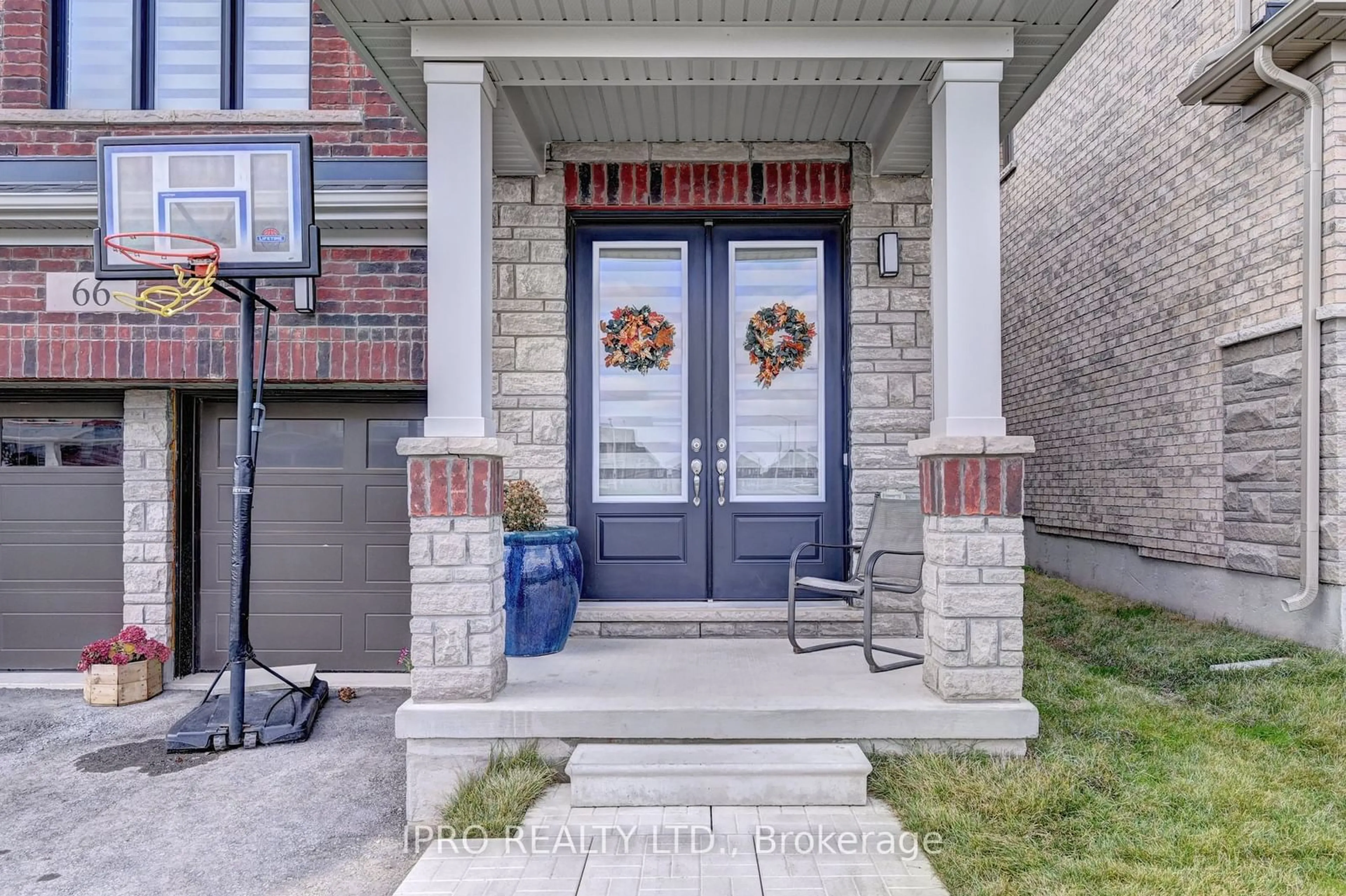 Indoor entryway, carpet floors for 66 John Carpenter Rd, North Dumfries Ontario N0B 1E0