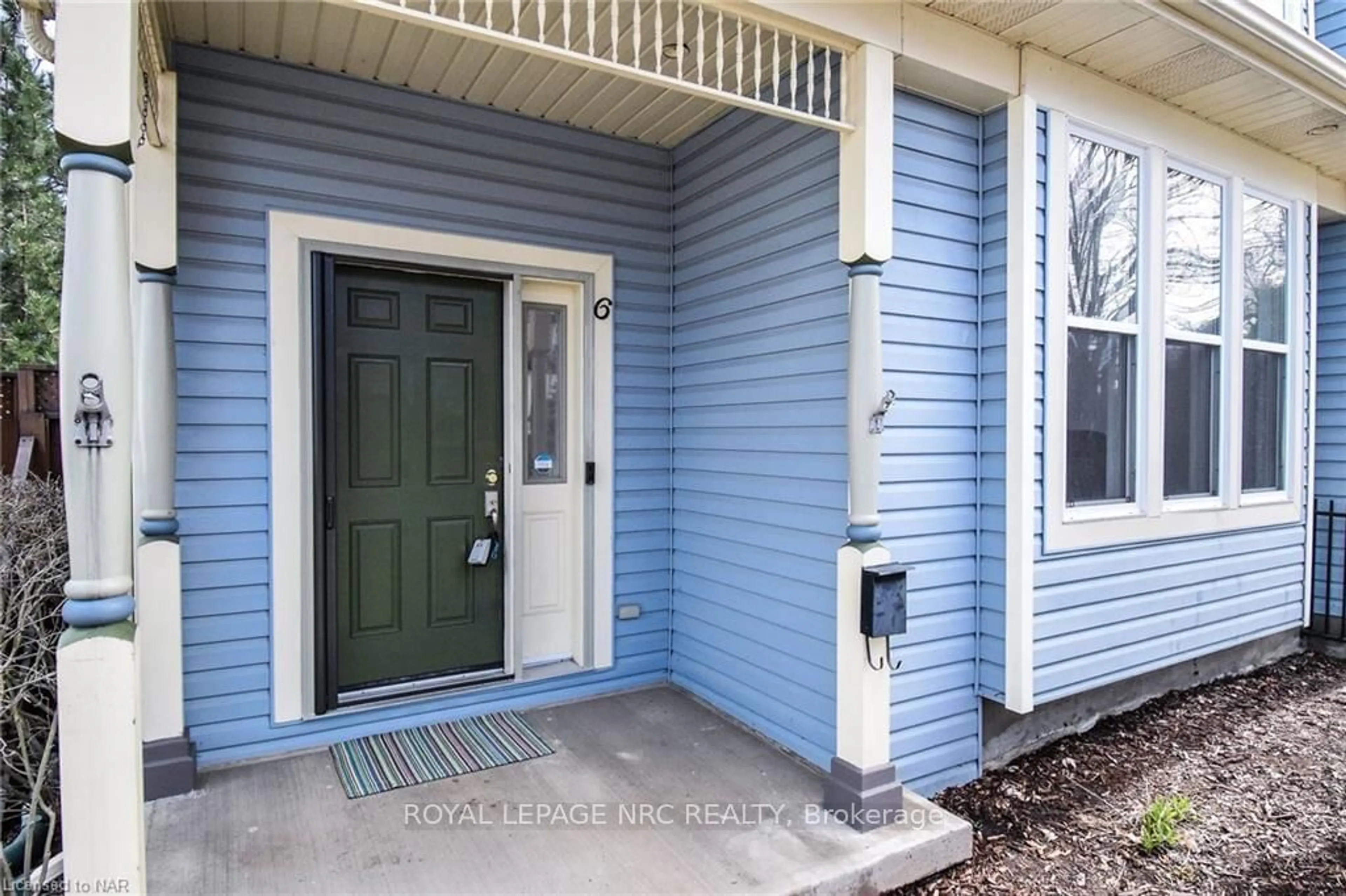 Indoor entryway for 6 GERTRUDE St, St. Catharines Ontario L2N 5C1