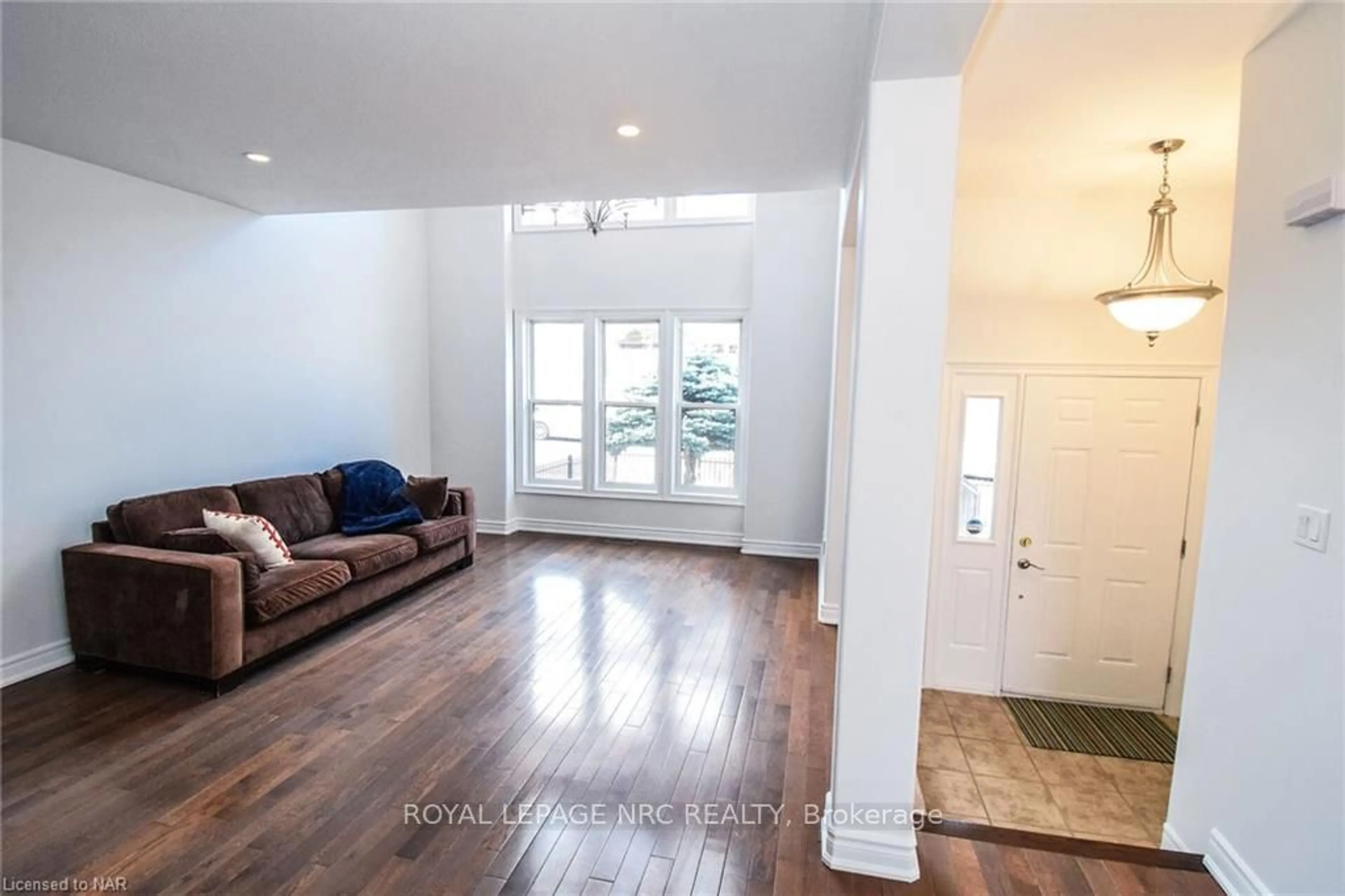 Indoor entryway, wood floors for 6 GERTRUDE St, St. Catharines Ontario L2N 5C1