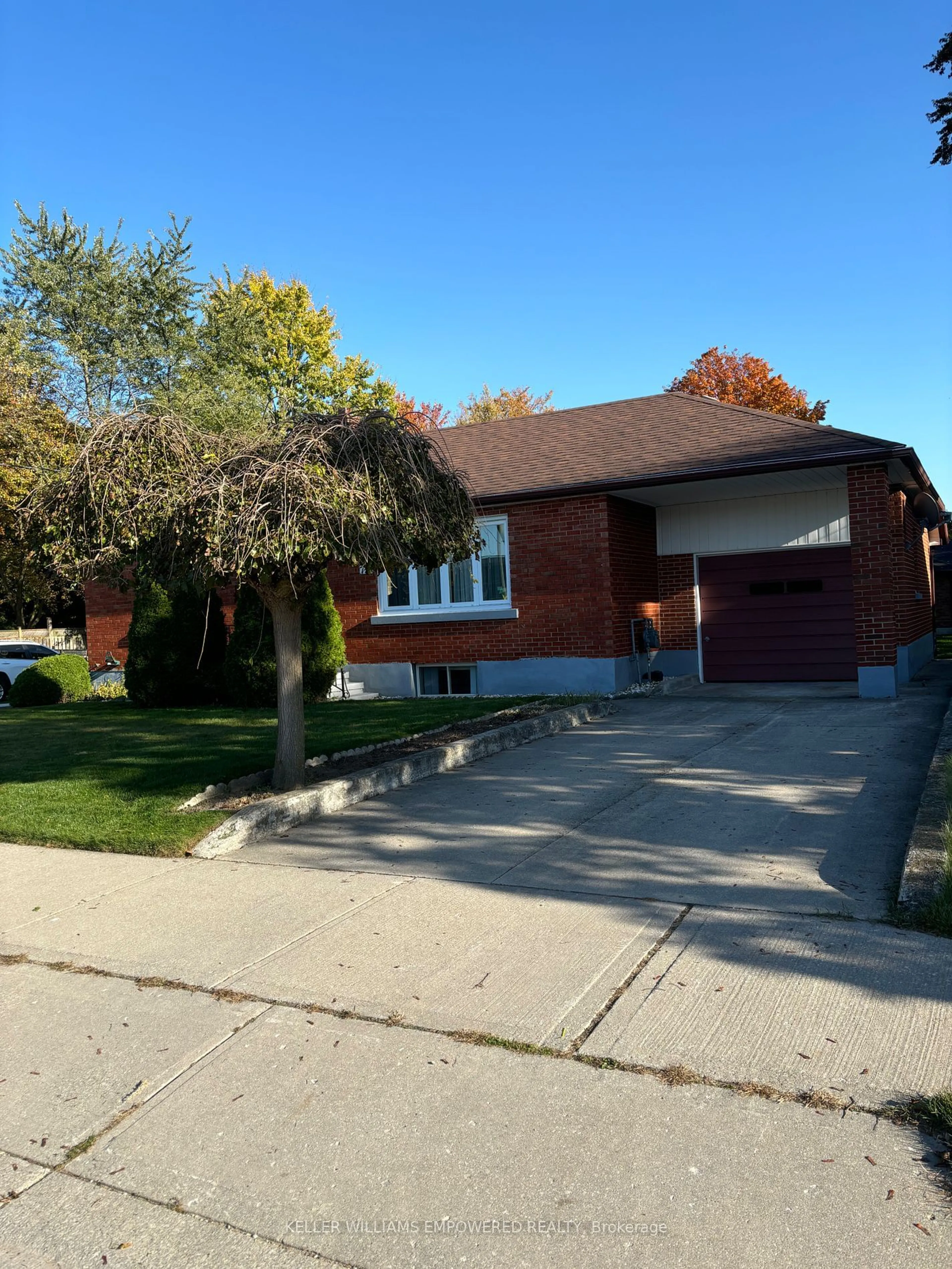 Frontside or backside of a home, the street view for 711 Bowan St, Strathroy-Caradoc Ontario N0L 1W0