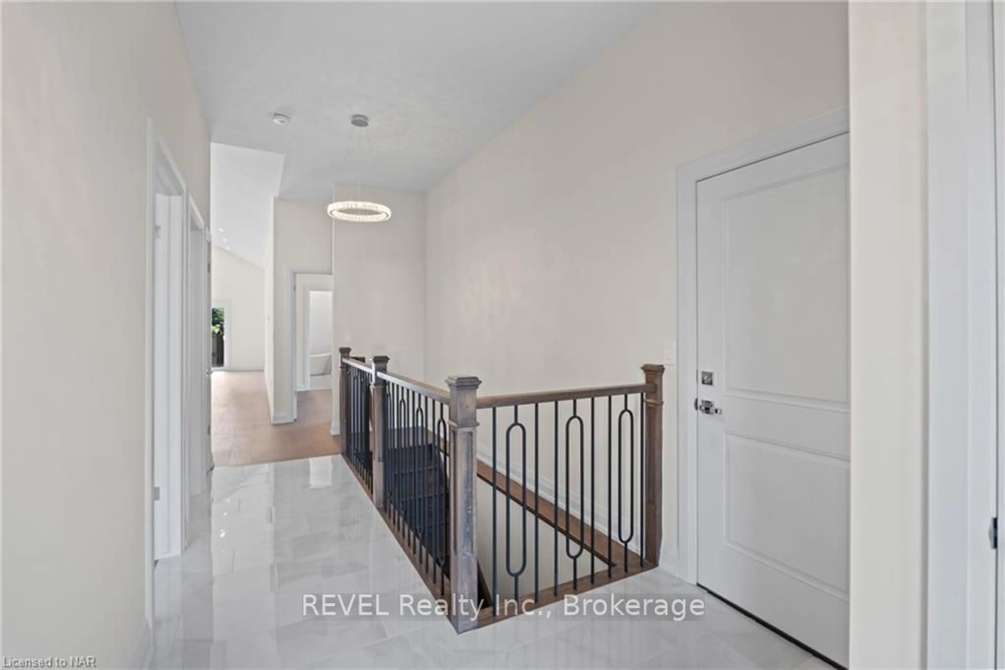 Indoor foyer, wood floors for 492 VINE St, St. Catharines Ontario L2M 3T6