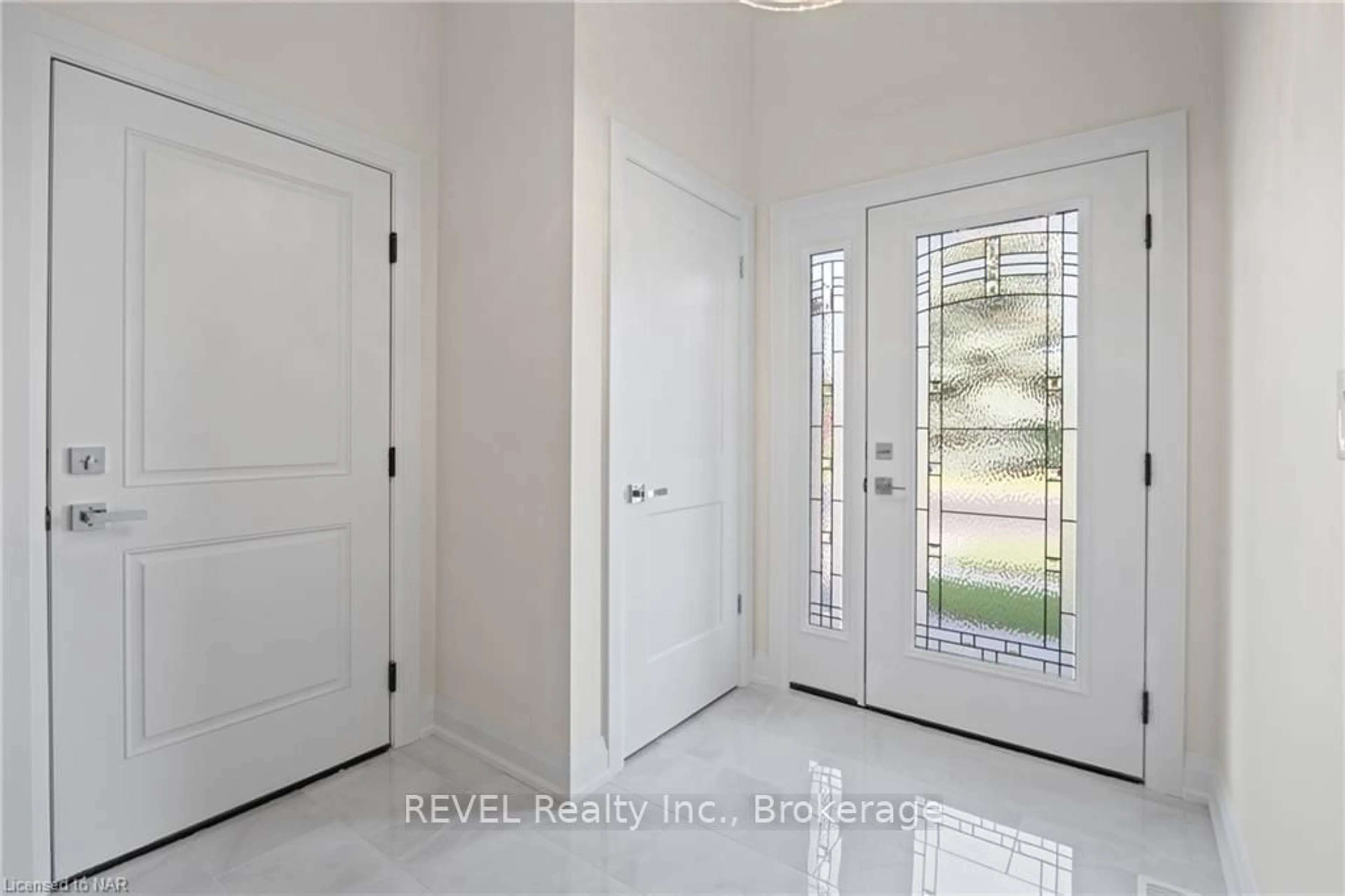 Indoor entryway, wood floors for 492 VINE St, St. Catharines Ontario L2M 3T6