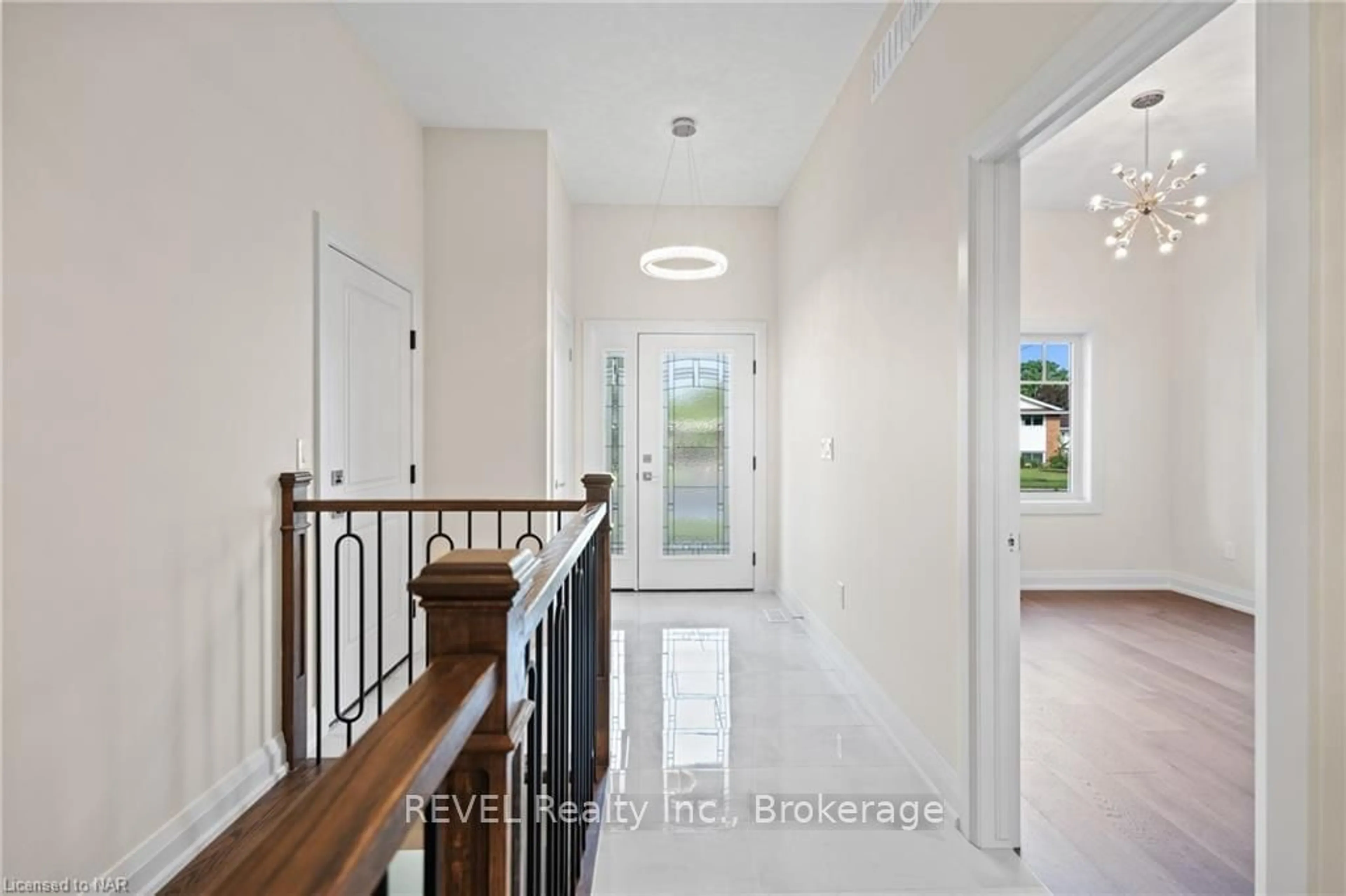 Indoor entryway, wood floors for 492 VINE St, St. Catharines Ontario L2M 3T6