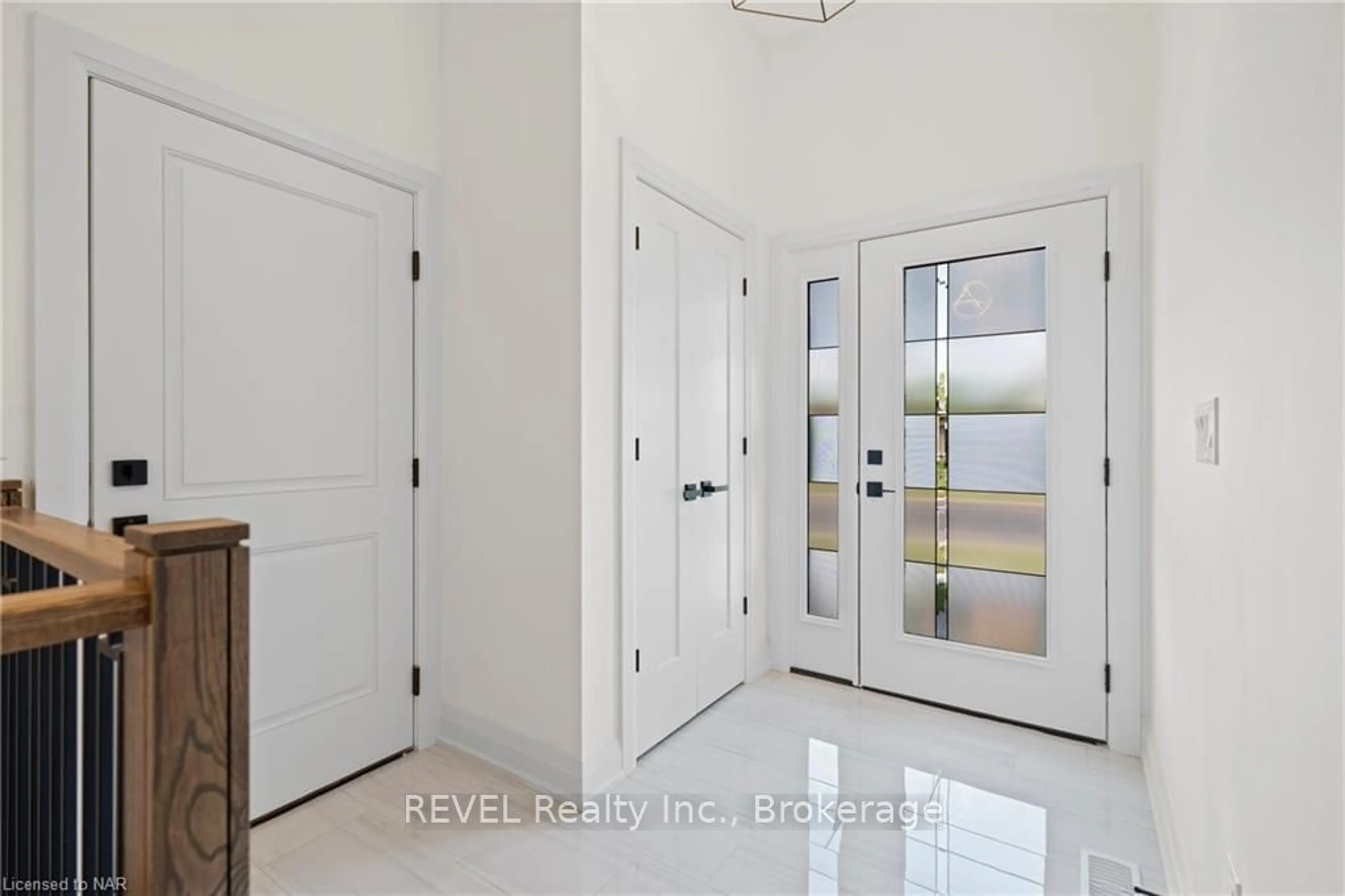 Indoor entryway, wood floors for 494 VINE St, St. Catharines Ontario L2M 3T6