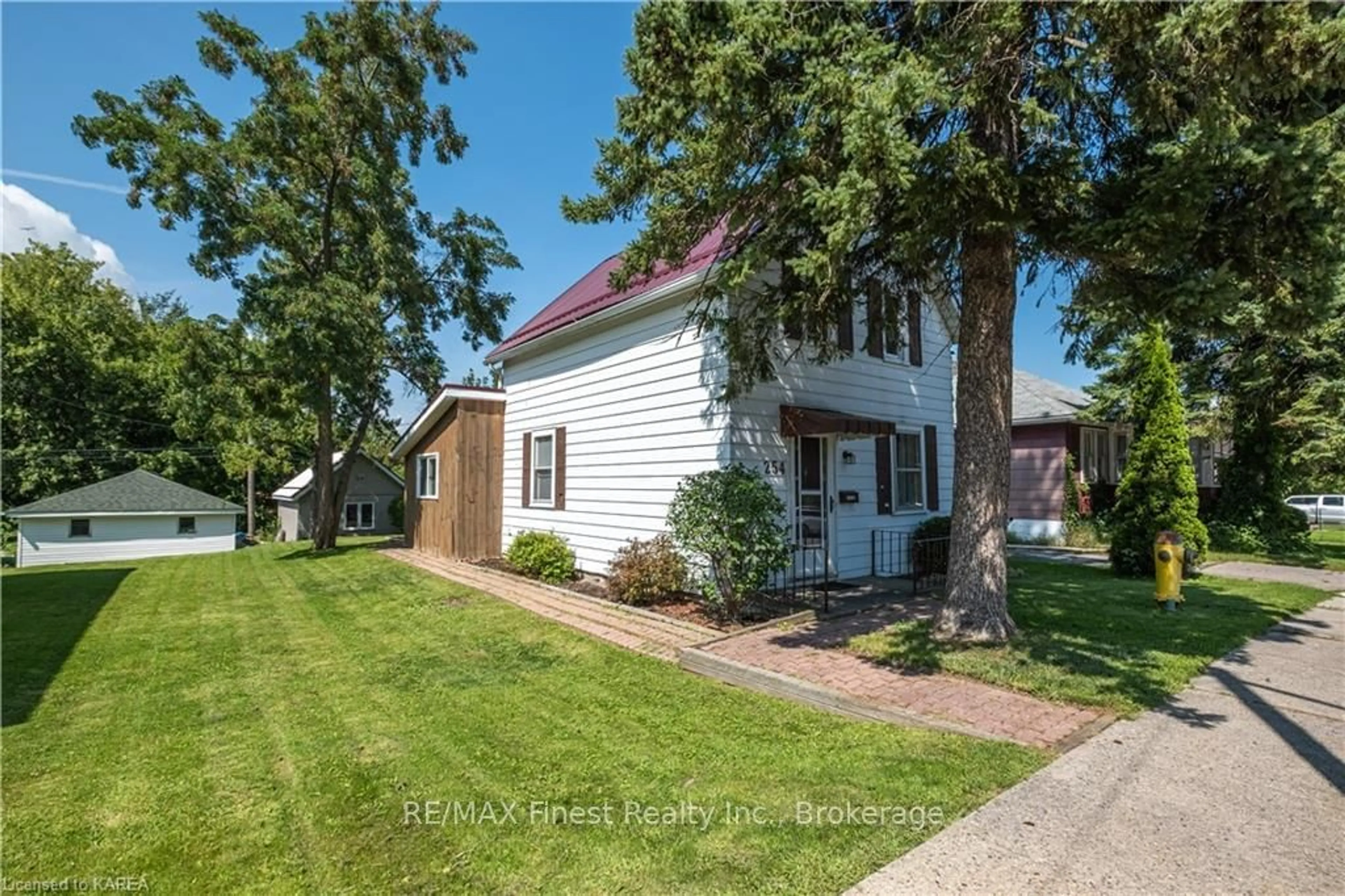 Frontside or backside of a home, cottage for 254 NORTH St, Gananoque Ontario K7G 1M1