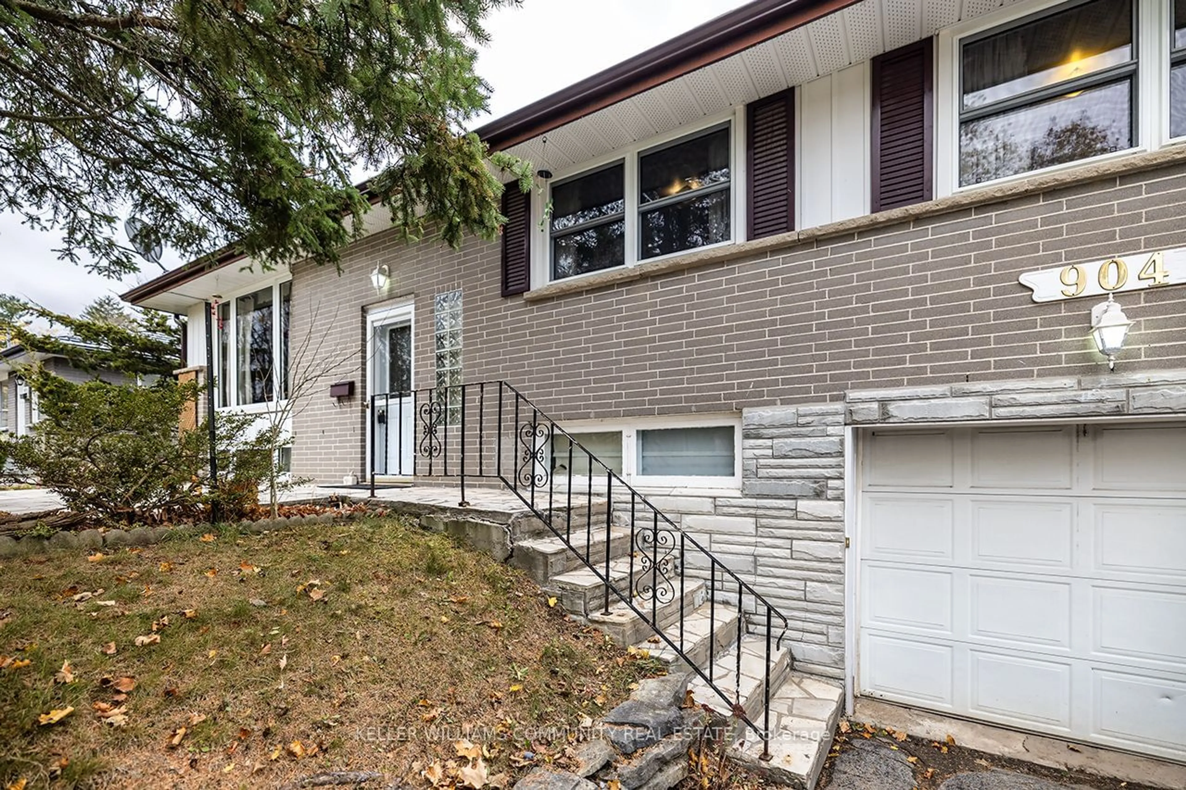 A pic from exterior of the house or condo, the street view for 904 Sherbrooke St, Peterborough Ontario K9J 2R4