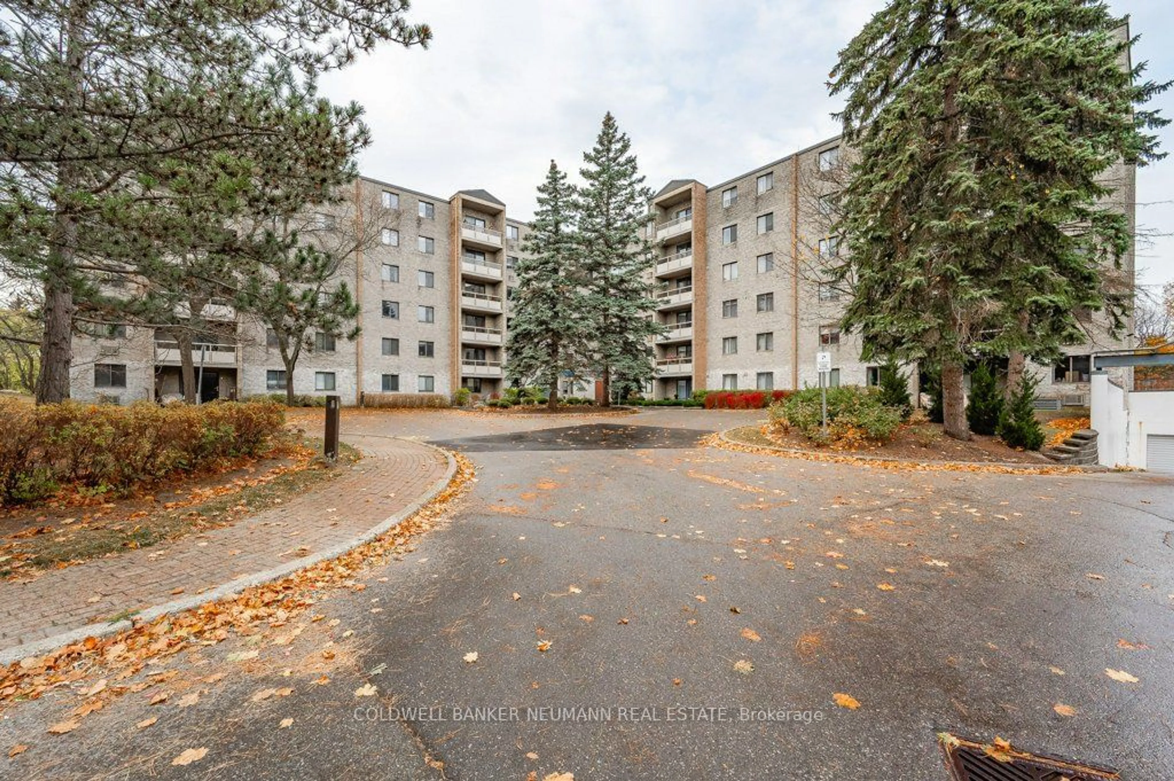 A pic from exterior of the house or condo, the front or back of building for 89 Westwood Rd #501, Guelph Ontario N1H 7J6