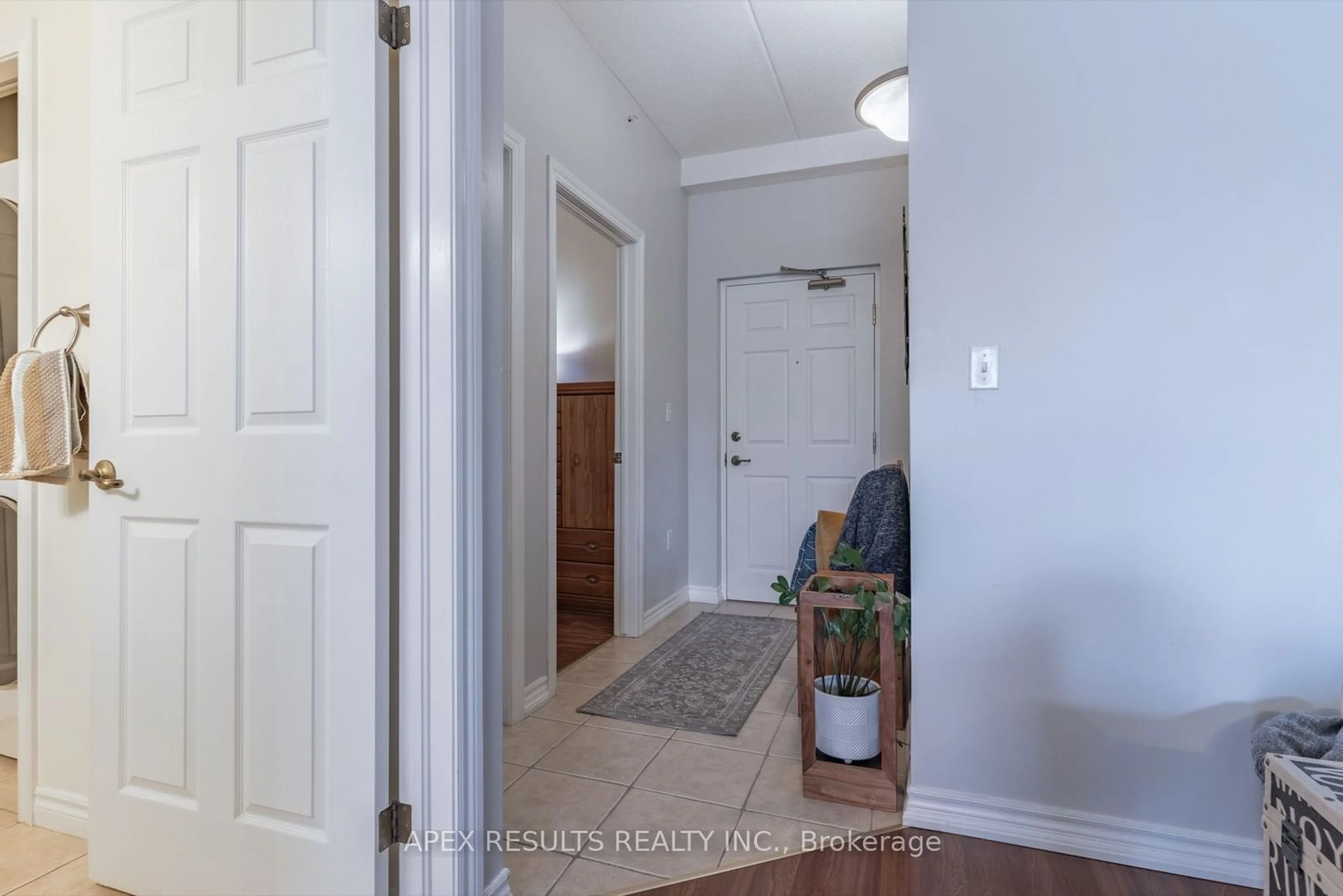 Indoor entryway, wood floors for 415 Grange Rd #104, Guelph Ontario N1E 0C4