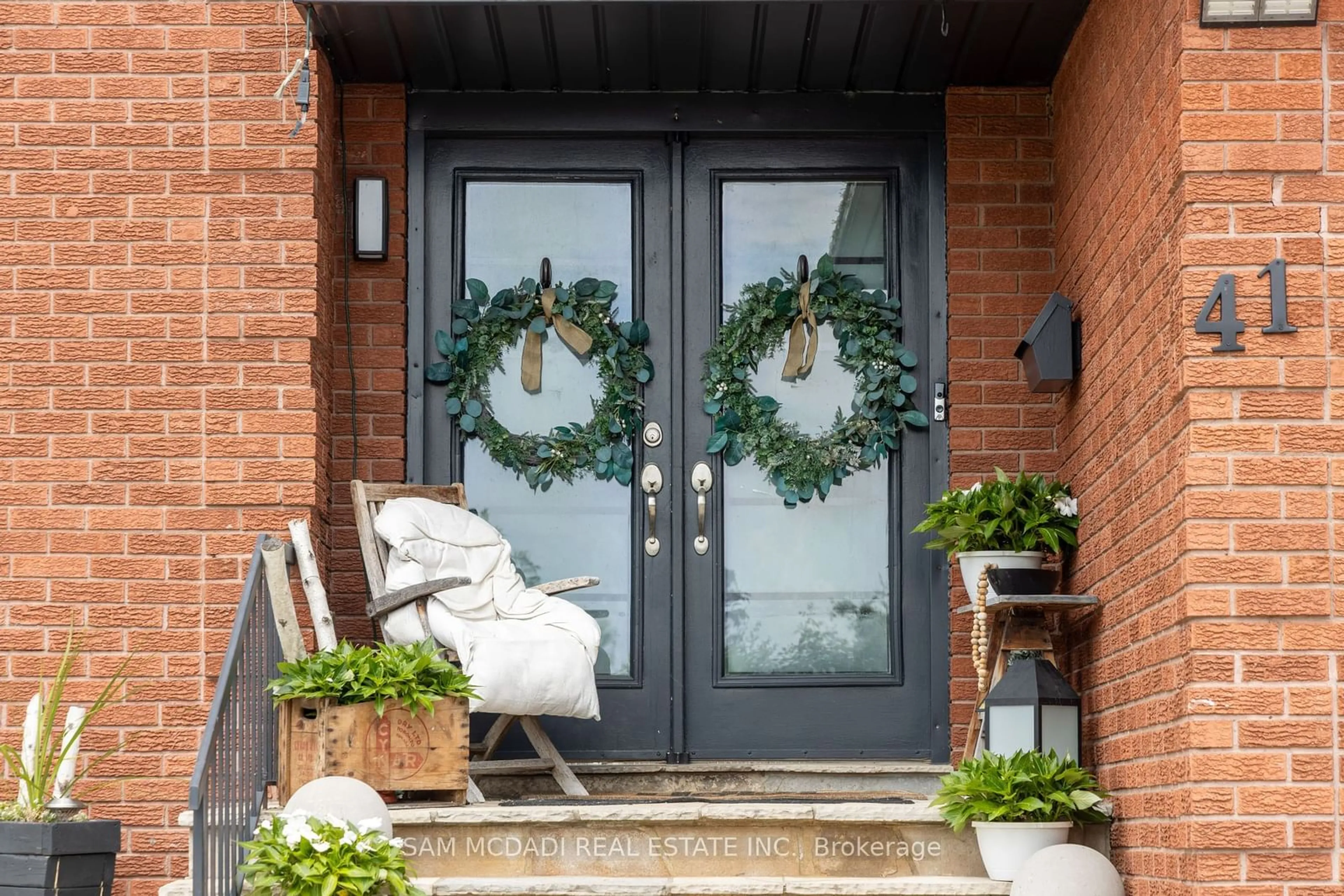 Indoor entryway, wood floors for 41 Regalview Dr, Hamilton Ontario L8G 4Y6