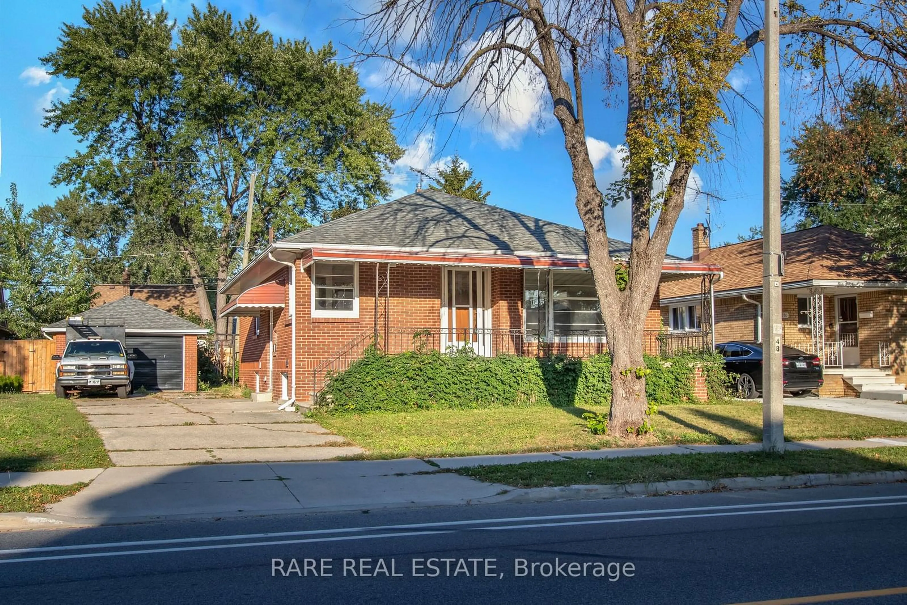 Frontside or backside of a home, the street view for 1544 Pillette Rd, Windsor Ontario N8Y 3C2