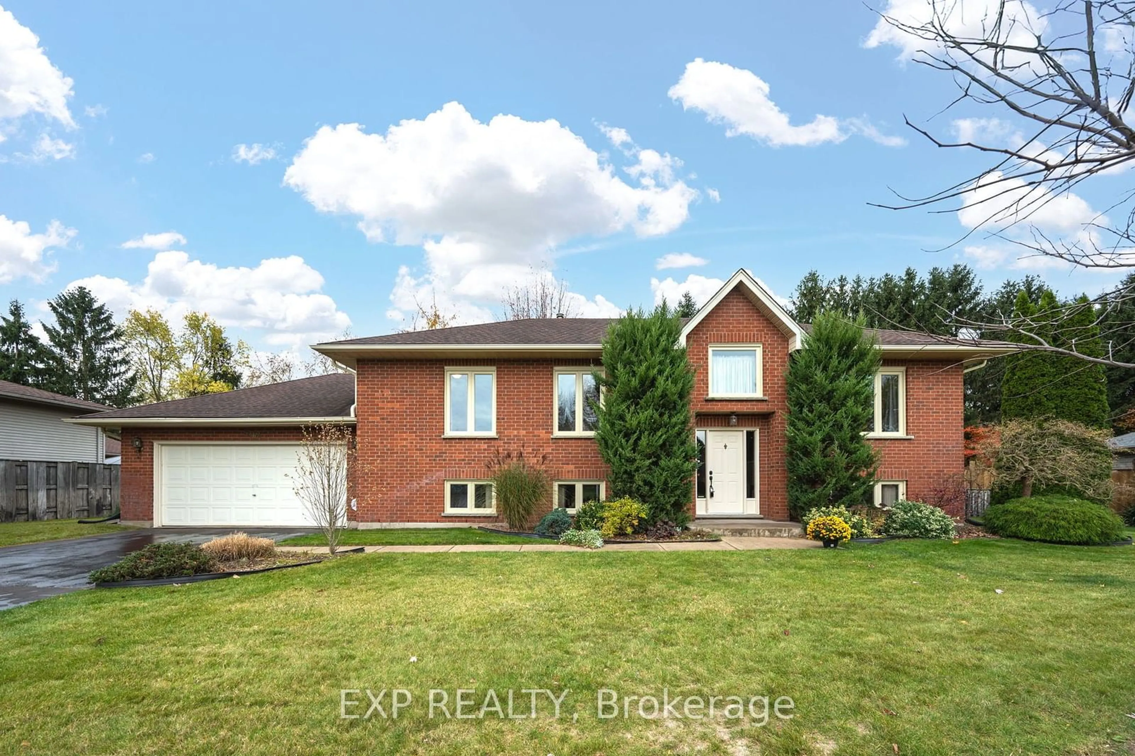 Frontside or backside of a home, the street view for 592 King St, Strathroy-Caradoc Ontario N0L 1W0