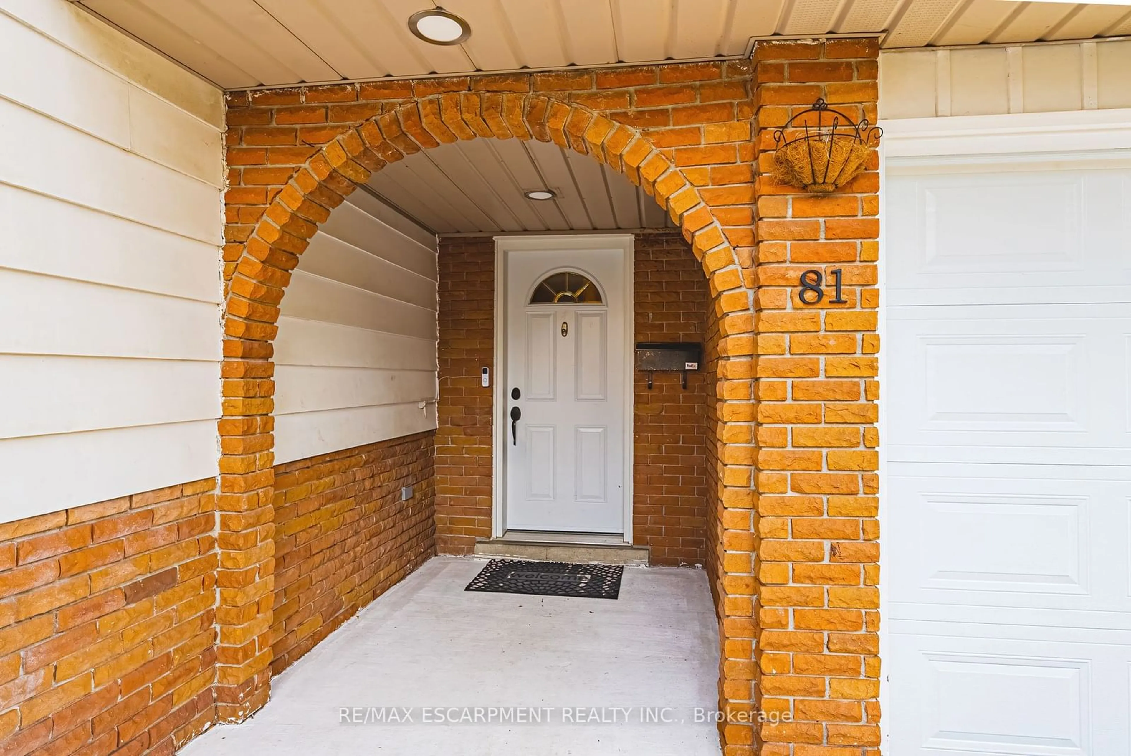 Indoor entryway, ceramic floors for 81 Skyline Dr, Hamilton Ontario L9H 3S3