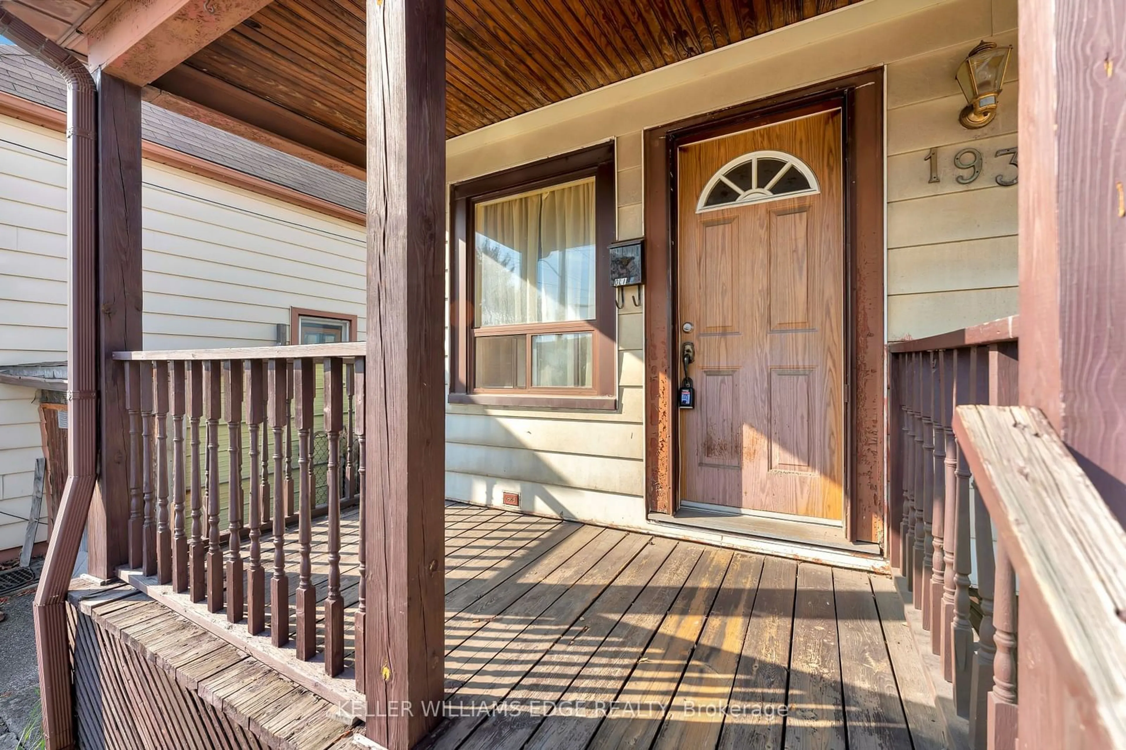 Indoor entryway, wood floors for 193 Province St, Hamilton Ontario L8H 4J2