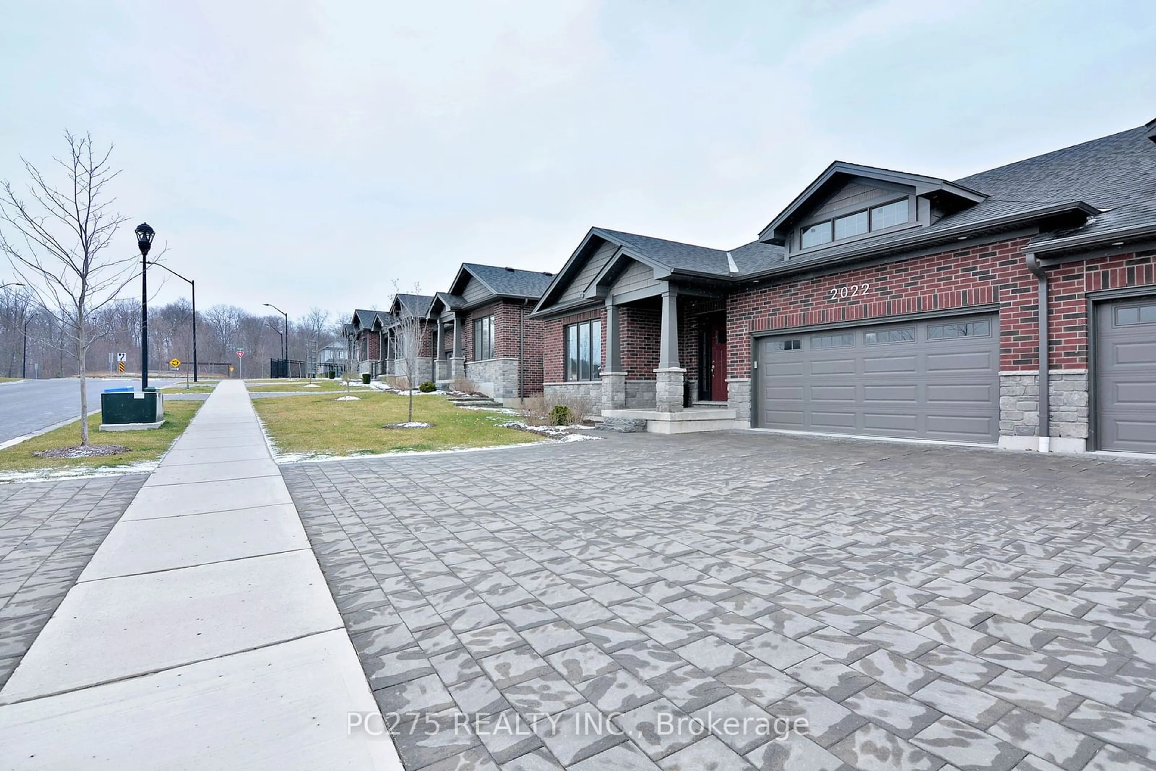 Frontside or backside of a home, the street view for 2022 UPPERPOINT Blvd #10, London Ontario N6K 4M9